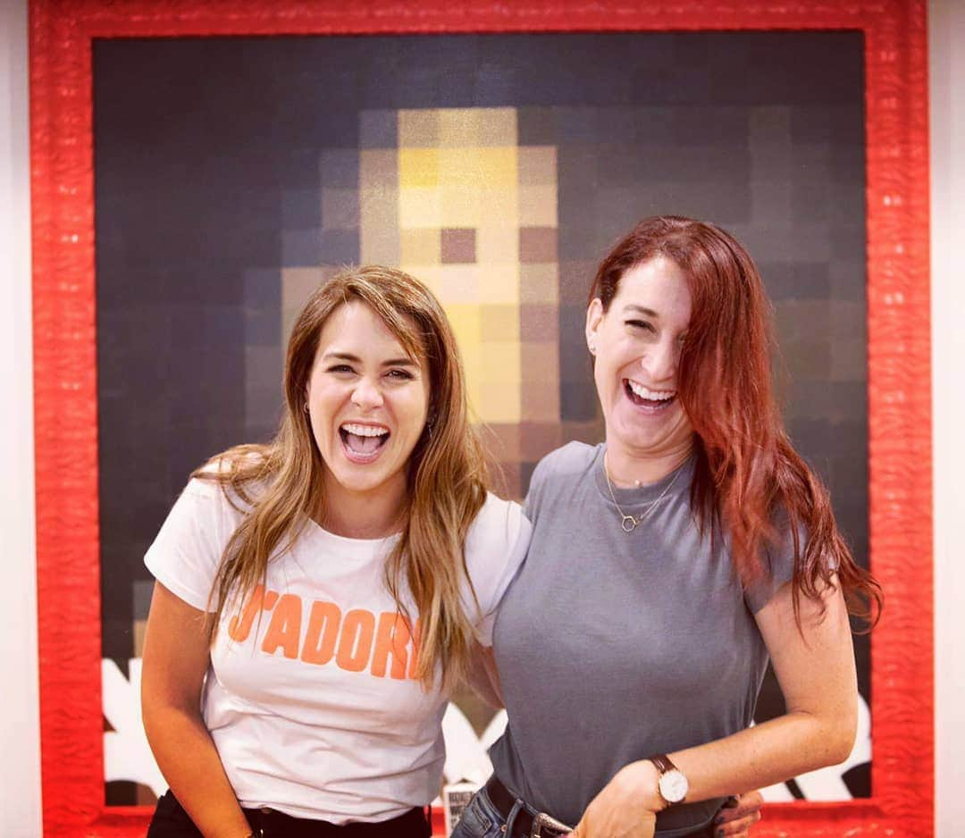 Erika De La Vegaさんのインスタグラム写真 - (Erika De La VegaInstagram)「Este viernes NUEVO EPISODIO de mi podcast #EnDefensaPropiaByErika con la querida @johaus  Ella es comediante y sus videos llamados “Joanna Rants” se convirtieron en una adicción para muchos de sus miles de seguidores.  Este viernes hablamos un poco en serio. Así que no se lo pierdan: viernes 7 p.m.  Suscríbanse a mi podcast en cualquiera de las plataformas que lo escuches o veas (#YouTube)  También le puedes dar al link que esta en mi biografía @erikadlvoficial y ahí te lleva directo.  Nos escuchamos el viernes #EnDefensaPropia T-shirt: @shopvickyvictoria  @wework #Wework #Podcast #PodcastEnEspañol . 📷 @alberto_barreto」5月16日 7時55分 - erikadlvoficial