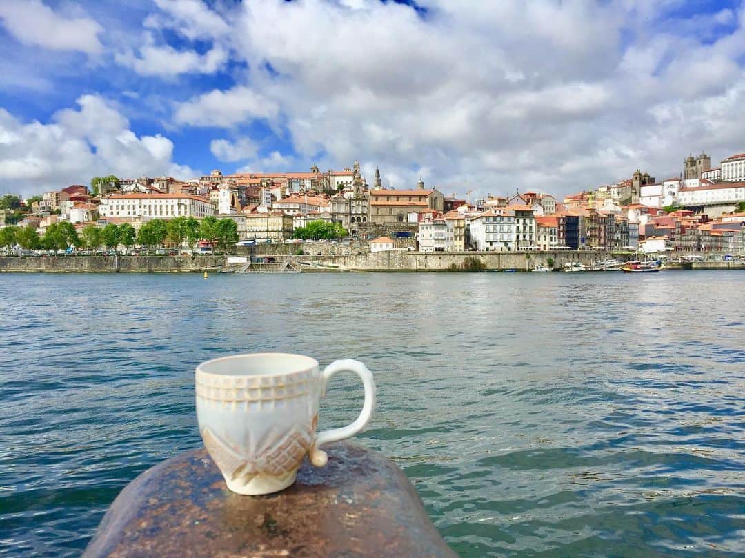 HANSEL&GRETELさんのインスタグラム写真 - (HANSEL&GRETELInstagram)「☕️COSTA NOVAマグカップ☕️ ポルトガル北部の小さなリゾート地“COSTA NOVA”、海辺の町のシンプルでリラックスした生活をコンセプトにつくられたマグ。手作りならではの温かみが感じられるこのマグは、食卓にゆったりとした雰囲気を演出します😊 📷Shot in Porto  COSTA NOVAマグ ¥1,600 ※各税別  #hanselandgretelretel #seijo #natural #photo #flower  #成城学園前 #成城 #雑貨 #暮らし  #生活 #セレクトショップ #ライフスタイルショップ  #ナチュラル #シンプルライフ #ヘンゼルandグレーテル  #コスタノバ #costanova  #costanova食器 #食器 #マグカップ #マグ #ポルトガル #portugal  #ポルト #porto」5月16日 7時55分 - hansel_and_gretel_official