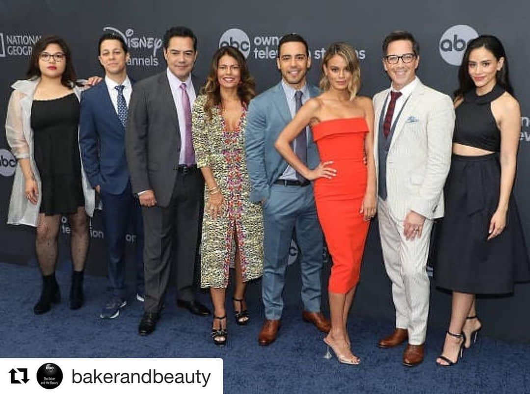 ダン・ブカティンスキーさんのインスタグラム写真 - (ダン・ブカティンスキーInstagram)「The whole amazing cast ❤ #thebakerandthebeauty  #Repost @bakerandbeauty with @get_repost ・・・」5月16日 7時48分 - danbucatinsky