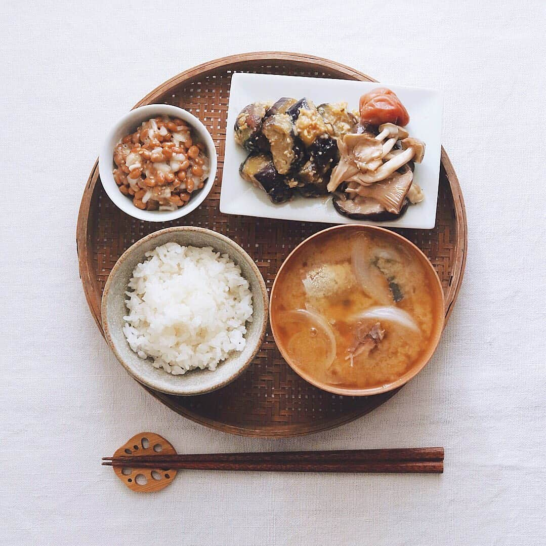 樋口正樹さんのインスタグラム写真 - (樋口正樹Instagram)「Today's breakfast . 今日の朝ごはんは、 白めし、なす味噌、 さば水煮のお噌汁、 玉ねぎ納豆、梅干、 きのこの酢の物と。 地味に美味しいの。 . . #朝ごはん #朝食 #なす味噌 #玉ねぎ納豆 #さば水煮 #血液サラサラ #japanesefood #japanesebreakfast」5月16日 7時48分 - higuccini