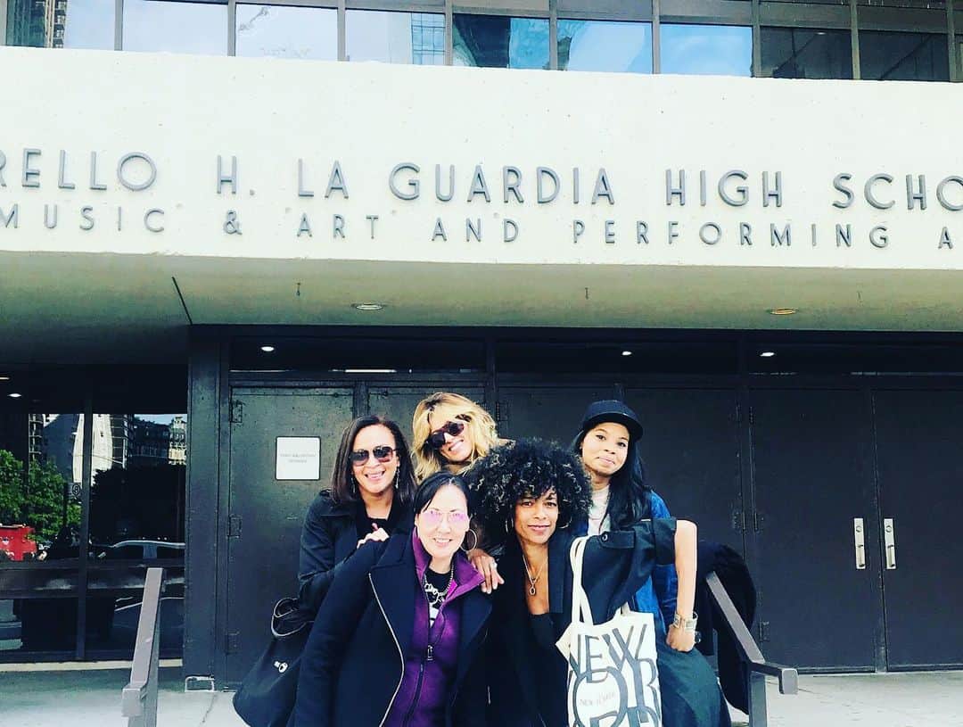 ジェニファー・エスポジートさんのインスタグラム写真 - (ジェニファー・エスポジートInstagram)「In a time that women are AGAIN taking a hit, today was so inspiring. Us ladies went to speak to younger artists, (mostly young women in the room) at LaGuardia High School of Performing Arts to discuss the business and then coach them on some of their awesome work.  2 things I realized today- 1 -we MUST share what we have learned with the generation coming up, especially young women. They need to know the truth about the world ahead of them and #EMPOWER them.  It’s imperative to talk to each other, hear each other and SEE each other in all areas. 2- ART is VITAL. I walked in thinking about #alabama and the insanity that is going on in our country and left feeling inspired. ART changes ugly to beauty and this is soooo needed right now. Create, dance, sing, write, change the ugliness with art and expression!! So grateful for such a beautiful afternoon with these powerful talented smart young people.  #beArt #getinspired #dosomehting to create #beauty thank you @wobblessilva @carmenlobue @kateriggnyc」5月16日 7時57分 - jesposito