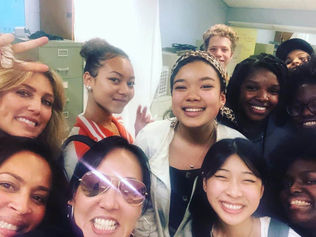 ジェニファー・エスポジートさんのインスタグラム写真 - (ジェニファー・エスポジートInstagram)「In a time that women are AGAIN taking a hit, today was so inspiring. Us ladies went to speak to younger artists, (mostly young women in the room) at LaGuardia High School of Performing Arts to discuss the business and then coach them on some of their awesome work.  2 things I realized today- 1 -we MUST share what we have learned with the generation coming up, especially young women. They need to know the truth about the world ahead of them and #EMPOWER them.  It’s imperative to talk to each other, hear each other and SEE each other in all areas. 2- ART is VITAL. I walked in thinking about #alabama and the insanity that is going on in our country and left feeling inspired. ART changes ugly to beauty and this is soooo needed right now. Create, dance, sing, write, change the ugliness with art and expression!! So grateful for such a beautiful afternoon with these powerful talented smart young people.  #beArt #getinspired #dosomehting to create #beauty thank you @wobblessilva @carmenlobue @kateriggnyc」5月16日 7時57分 - jesposito