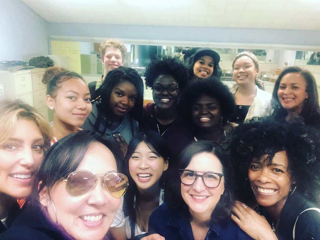 ジェニファー・エスポジートさんのインスタグラム写真 - (ジェニファー・エスポジートInstagram)「In a time that women are AGAIN taking a hit, today was so inspiring. Us ladies went to speak to younger artists, (mostly young women in the room) at LaGuardia High School of Performing Arts to discuss the business and then coach them on some of their awesome work.  2 things I realized today- 1 -we MUST share what we have learned with the generation coming up, especially young women. They need to know the truth about the world ahead of them and #EMPOWER them.  It’s imperative to talk to each other, hear each other and SEE each other in all areas. 2- ART is VITAL. I walked in thinking about #alabama and the insanity that is going on in our country and left feeling inspired. ART changes ugly to beauty and this is soooo needed right now. Create, dance, sing, write, change the ugliness with art and expression!! So grateful for such a beautiful afternoon with these powerful talented smart young people.  #beArt #getinspired #dosomehting to create #beauty thank you @wobblessilva @carmenlobue @kateriggnyc」5月16日 7時57分 - jesposito