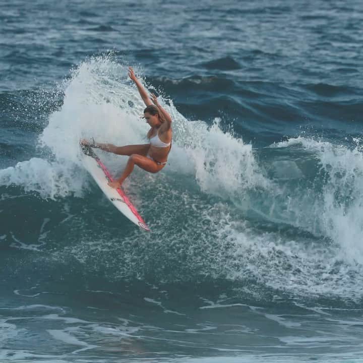 アラナ・ブランチャードのインスタグラム：「I love being in Bali. Feels so good to be surfing again after taking some time off to heal my back. Boards are feeling amazing @pyzelsurfboards 🎥 @hampositive」