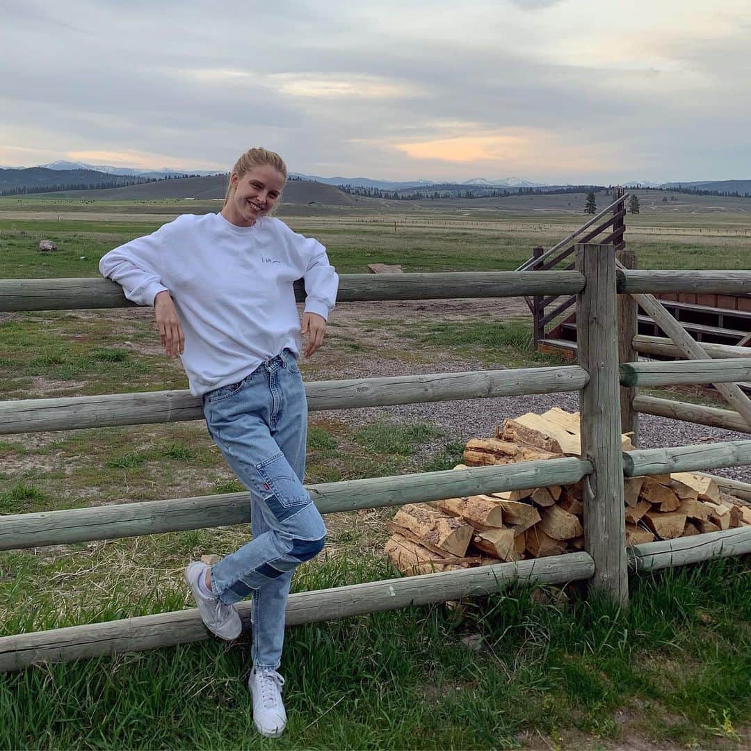 アビー・チャンピオンのインスタグラム：「country living 💙」