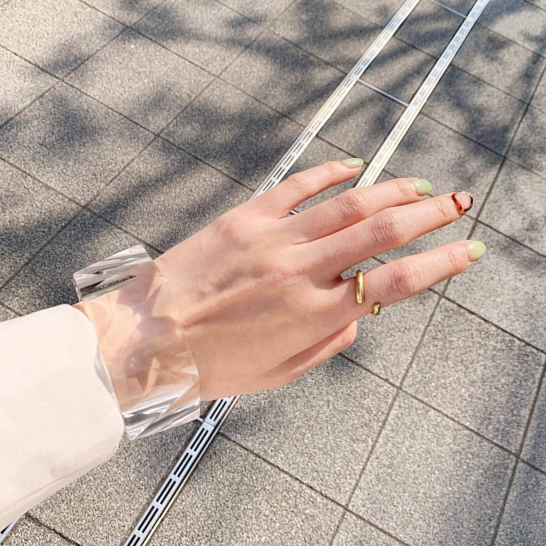 MERYさんのインスタグラム写真 - (MERYInstagram)「. 『me and her（ミーアンドハー） @me.and.her000 』は、ハンドメイドのアクセサリーブランド。繊細なデザインのアクセサリーに胸がときめきます。受注販売やポップアップショップでゲットすることができるので、是非チェックしてみてください。 . MERYでは他にも「かわいい」に近づくさまざまな情報を発信しています。 @mery.beauty コスメ・美容に特化した情報をお届け♡ @mery_spot 話題のカフェやお出かけスポットをご紹介！ こちらもぜひチェックしてみてください！ . . photo by @rana_ktnm . #MERY #regram #instagram #photogenic #instagenic #instagood #instalike #accessory #ring #meandher #handmadeaccessory #ハンドメイドアクセサリー #華奢アクセ #透明感 #ネイルデザイン #ジェルネイル #ネイル #クリアバングル #バングル #クリアアクセサリー #ゴールドアクセ #指輪 #リング #ゴールドリング #アクセサリー #丁寧な暮らし #お洒落 #MERY女子 #お洒落さんと繋がりたい #メリー」5月16日 8時00分 - mery.jp