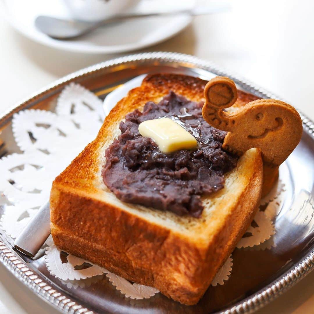 きょん。さんのインスタグラム写真 - (きょん。Instagram)「. .  喫茶ゾウ @kissa_zou  あんバタートーストという 肉厚で雄大な世界を ゾウさん一匹駆け抜ける。  #喫茶ゾウ#breakfast#kyoto」5月16日 8時00分 - kyon_tokiiro