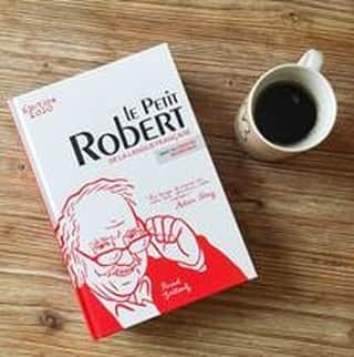 フランス大使館さんのインスタグラム写真 - (フランス大使館Instagram)「【不思議なフランス🔎】仏仏辞典のベストセラー『ル・プチ・ロベール』の2020年版に、日本語のudon、ramen、sobaが新語として収録されました📕。うどんやそば、ラーメンはフランスでもとても人気があります🍜 🍥。表紙はこの辞書の編集主幹アラン・レイ氏の似顔絵。@ifjapon Photo : @LeRobert_com 🔎 #Franceinsolite : le célèbre dictionnaire Le Petit Robert a dévoilé les nouveaux mots qui feront leur entrée dans l’édition 2020. Parmi eux des termes issus du japonais comme "udon", "ramen" ou "soba", plats typiques de la gastronomie nippone dont les Français raffolent !🍜 🍥@ifjapon Photo : @LeRobert_com」5月16日 8時00分 - ambafrancejp