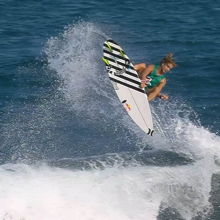 のインスタグラム：「Prepare the landing zone! @elihanneman is boosting over in Bali. 🚀 Head over to ▶️ Red Bull TV to watch Red Bull AirBorne! @redbull_surfing #redbullairborne #RedBull #surf #surfing #givesyouwings @wslairborne」
