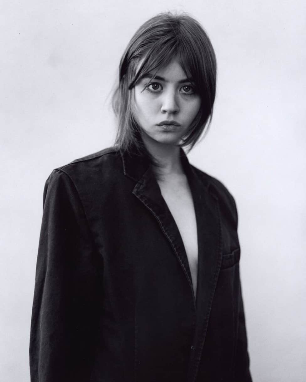 アリソン・ハーバードのインスタグラム：「2008. Thank you for being my friend and for taking my very first portrait. I miss you @thisket」