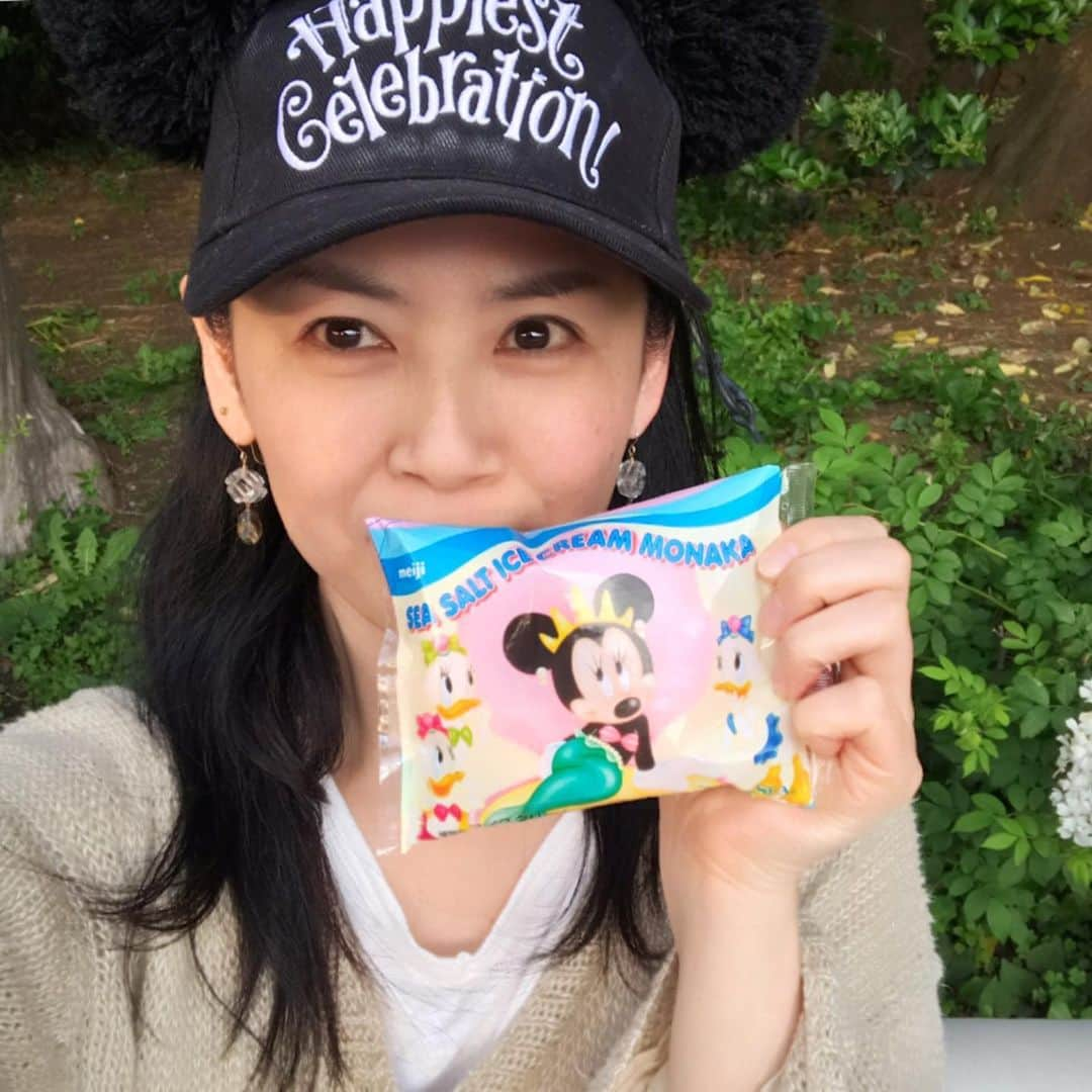 睦さんのインスタグラム写真 - (睦Instagram)「とある飲み会で、 ディズニー好きの 女性と知り合えて。  ホテルミラコスタの ベッラヴィスタ・ラウンジで ランチする事に。  約束の時間よりも早く 舞浜駅に着いたので、 お天気もいいし、 シーまで歩いてみる事に。  また新しい景色が 発見できて、 楽しかったです。  シーに入って、すぐ アプリで ショーの抽選をしたら。  tip top イースターも ビックバンドビートも 両方当選！  びっくり。  エントランスに入ったら 整列グリーティングに 向かう途中の ミニーマウスと遭遇。  ミッキーの手のお陰で、 タッチしてもらえました。  ほんと、 魔法の手です。笑  結婚式もやってたみたいで、 花嫁花婿さんとも遭遇。  素敵な式なんだろうなぁ。  幸せのお裾分けを してもらった気分です。  さて、 ロビーで待ち合わせて 楽しいランチを。  わざわざ、 舞浜まで来てくれて 感謝です。  解散した後も、 1人でショー三昧。  tip top イースターを見た後。  ぷらぷらしてたら、 ハロー！ニューヨークの会場に 1番最後で入れて、 ショーを立って堪能。  ドナルドやディジーが タッチしてくれましたっ。  さすが、魔法の手！  休憩しながら、 シーソルト・アイスモナカを ぱくり。  美味しかったぁ。  〆は、 ビックバンドビート。  ドラムを叩くミッキーに また影響受けそうです！  久しぶりの ひとりのインパ。  これも、 年パスの醍醐味ですね。  #年パス  #シーソルトアイスモナカ  #tiptopイースター  #東京ディズニーシー  #ディズニーシー  #tiptopeaster  #bigbandbeat  #ビックバンドビート  #ハローニューヨーク  #hellonewyork  #ホテルミラコスタ  #hotelmiracosta  #アンバサダーホテル  #ambassadorhotel  #tokyodisneysea  #tokyodisneyresort  #東京ディズニーリゾート  #ディズニーリゾート  #walk  #結婚式  #wedding  #disneywedding  #おめでとう  #love #mickeygloves  #作詞家  #ミッキーの手  #model  #井上睦都実 #睦」5月16日 8時09分 - mutsumi1220