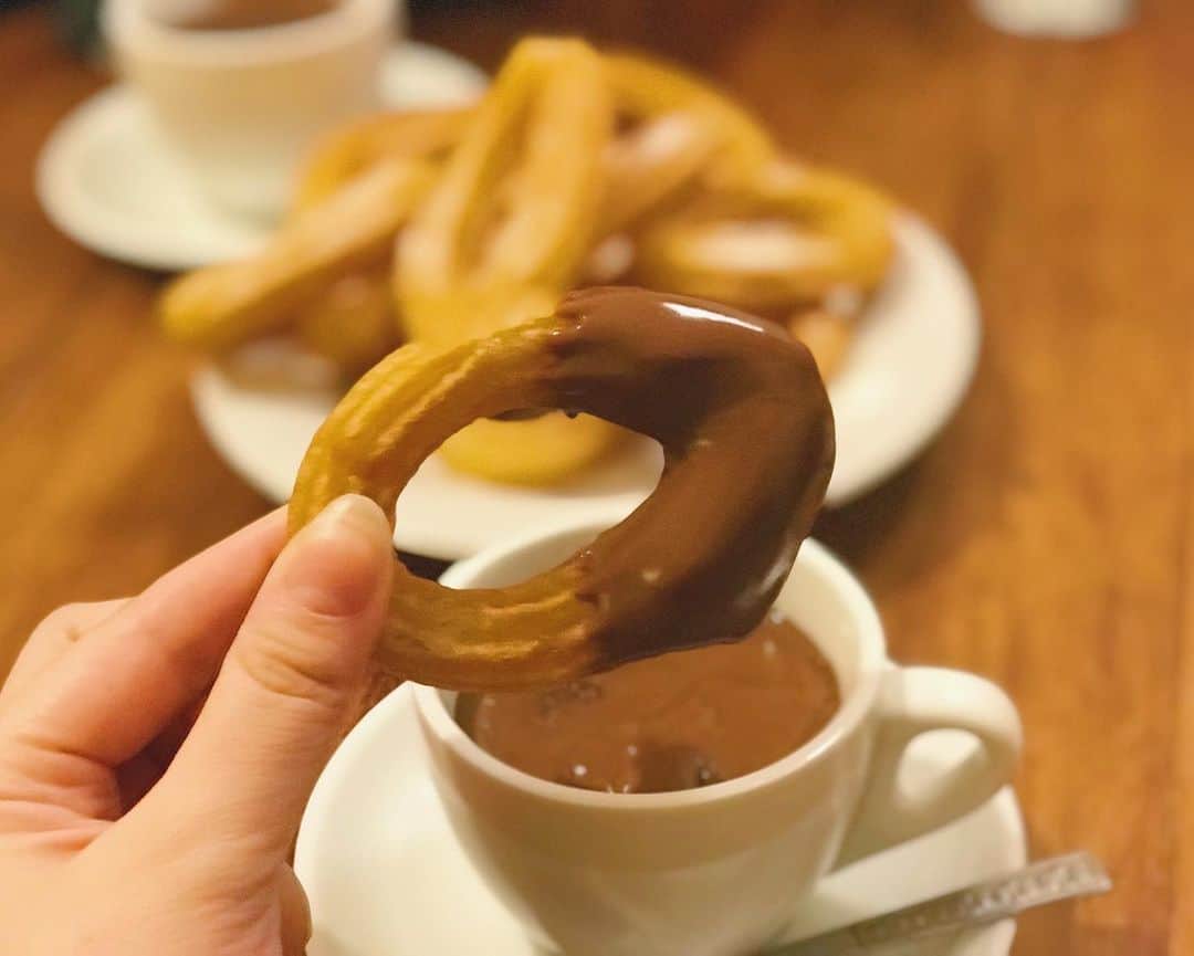 のインスタグラム：「🇪🇸spain🇪🇸﻿ ﻿ スペインのスナックと言えばチュロス！！﻿ こっちのチュロスはホットチョコレート（日本みたいに飲むココア的な感じでなくて、ほんっとうにどろどろの溶かしたチョコレート）にディップして食べるのが主流✨﻿ ﻿ 意外と少ない量でも結構お腹にたまるので、朝ごはんにおすすめ〜﻿ ﻿ ﻿ #スペイン旅行 #スペイン #バルセロナ #女子旅 #spain #Barcelona #旅muse_spain #tabijyomap_spain」