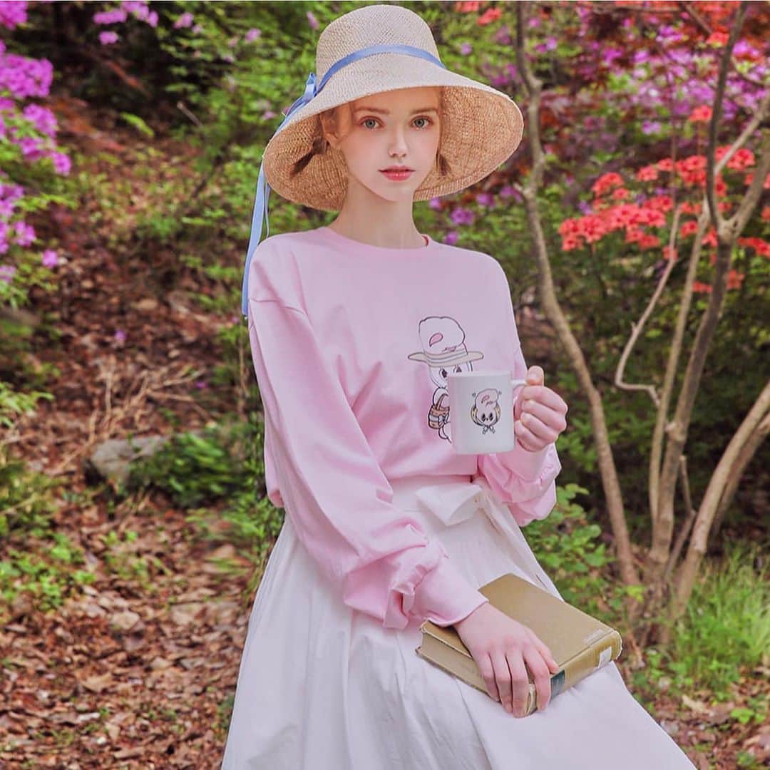 Chuuのインスタグラム：「🍃💚Estherloveschuu S/S season.7💚🍃 _  동화책이 펼쳐진듯 감성적인 무드의 <에스더러브스유 X 츄 7번째 콜라보!>💛 요즘처럼 화창한 날씨에 에스더 버니와 사랑스러운 피크닉을 만들어보는건 어때요?!🏡✨」