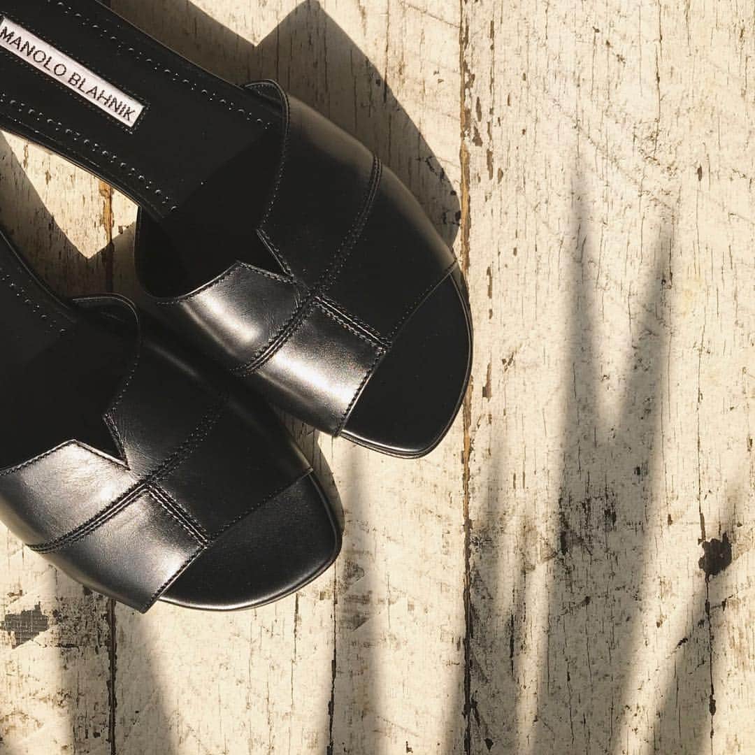 富岡佳子さんのインスタグラム写真 - (富岡佳子Instagram)「New shoes♡ 妄想でキャメルと散々迷っていたのですが試着をしたら黒がしっくりきました。 この夏たくさんコーディネートしてアップしますね。 楽しみにしていてくださいね！」5月16日 8時22分 - yoshikotomioka