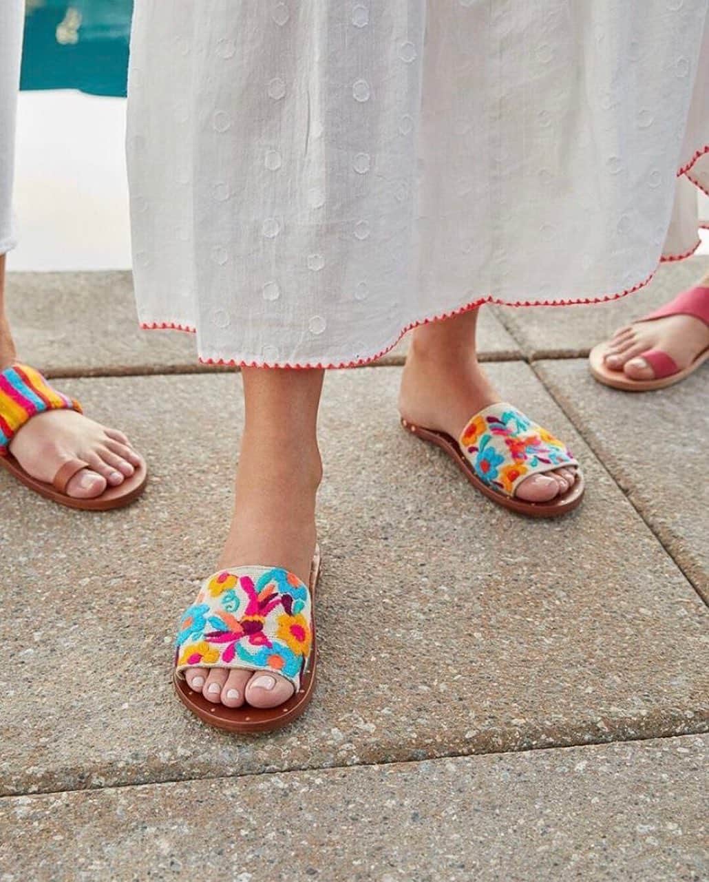 Anthropologieさんのインスタグラム写真 - (AnthropologieInstagram)「We're wearing our brights from head to toe 🧡 Photo via @beekbytwobirds (link in profile to shop the Beek Lovebird Slide Sandals)」5月16日 8時22分 - anthropologie