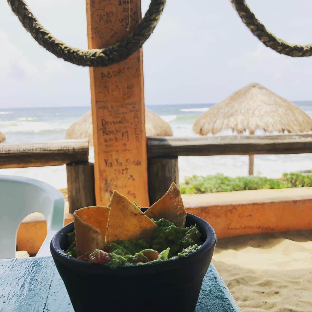 ティモシー・ドレンスキーのインスタグラム：「Happiness is fresh guac on a Mexican beach. 🥑 😎」