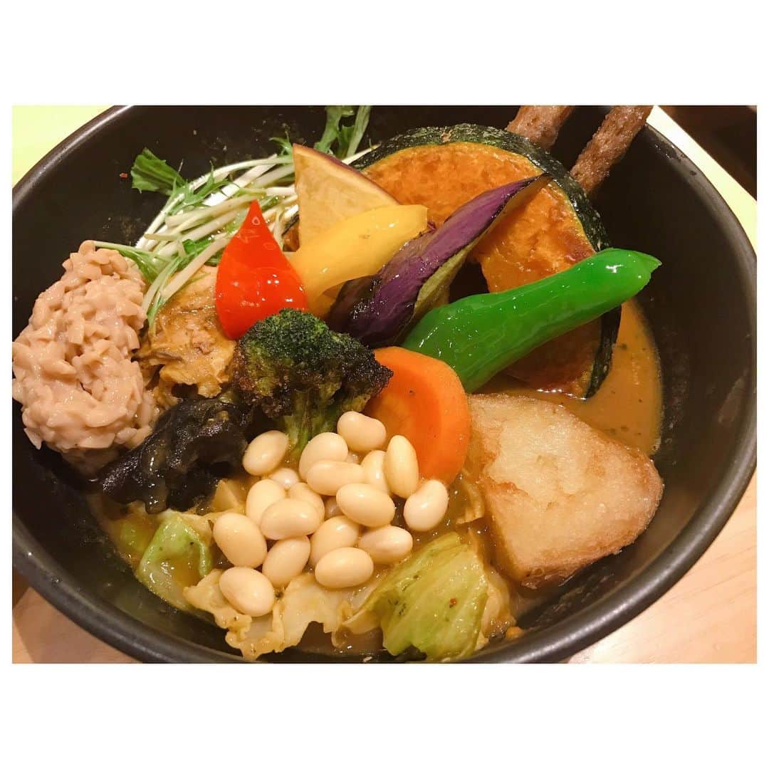 のインスタグラム：「gm☻ 昨夜は野菜たっぷりスープカレーを食べたよ。 ここのスープカレー最近お気に入り♡ チキン、納豆は私の必須トッピングであとは温玉かサクサクブロッコリーをチョイス。 サクサクブロッコリーは美味しいのだけど量が多いから2人でシェアするのがおススメです。 私は最初にもりもり野菜を食べてから、最後にチキンと納豆を残し御飯と一緒にスープを食べる流れで食べます。 ご飯をSサイズにしてもお腹いっぱいになるけど、野菜沢山たべられるので罪悪感少なめ✌️ 並んでも食べたいくらい美味しー。 お腹いっぱい食べたから夜ウォーキング。 食べたら動く。 そうしたら食べることも楽しくなる😋 #yum #yummy #soupcurry」