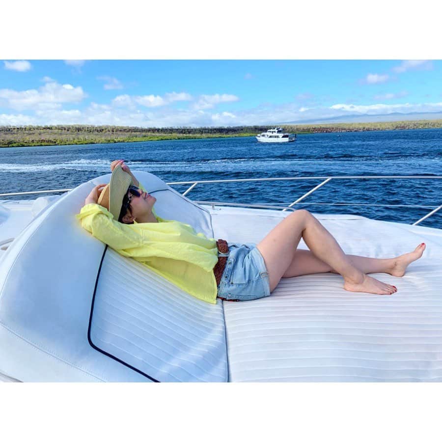 京乃ともみさんのインスタグラム写真 - (京乃ともみInstagram)「Just like a dream !💙🛳 🌈 🏖🌞. . . . . #GalapagosIslands #cruiseship #cruiselife #ガラパゴス諸島 #エクアドル #magicalisland」5月16日 8時33分 - tomomi_kyono