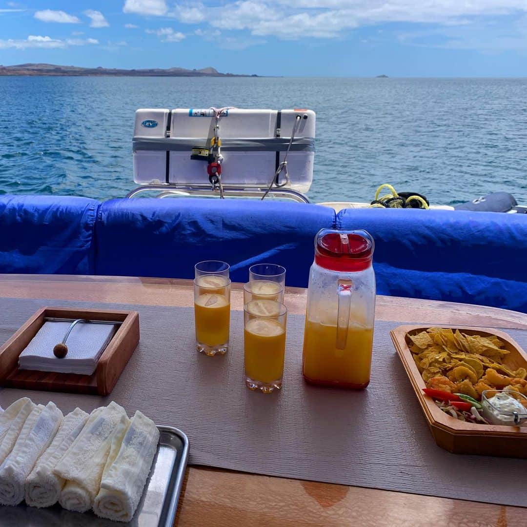 京乃ともみさんのインスタグラム写真 - (京乃ともみInstagram)「Just like a dream !💙🛳 🌈 🏖🌞. . . . . #GalapagosIslands #cruiseship #cruiselife #ガラパゴス諸島 #エクアドル #magicalisland」5月16日 8時33分 - tomomi_kyono