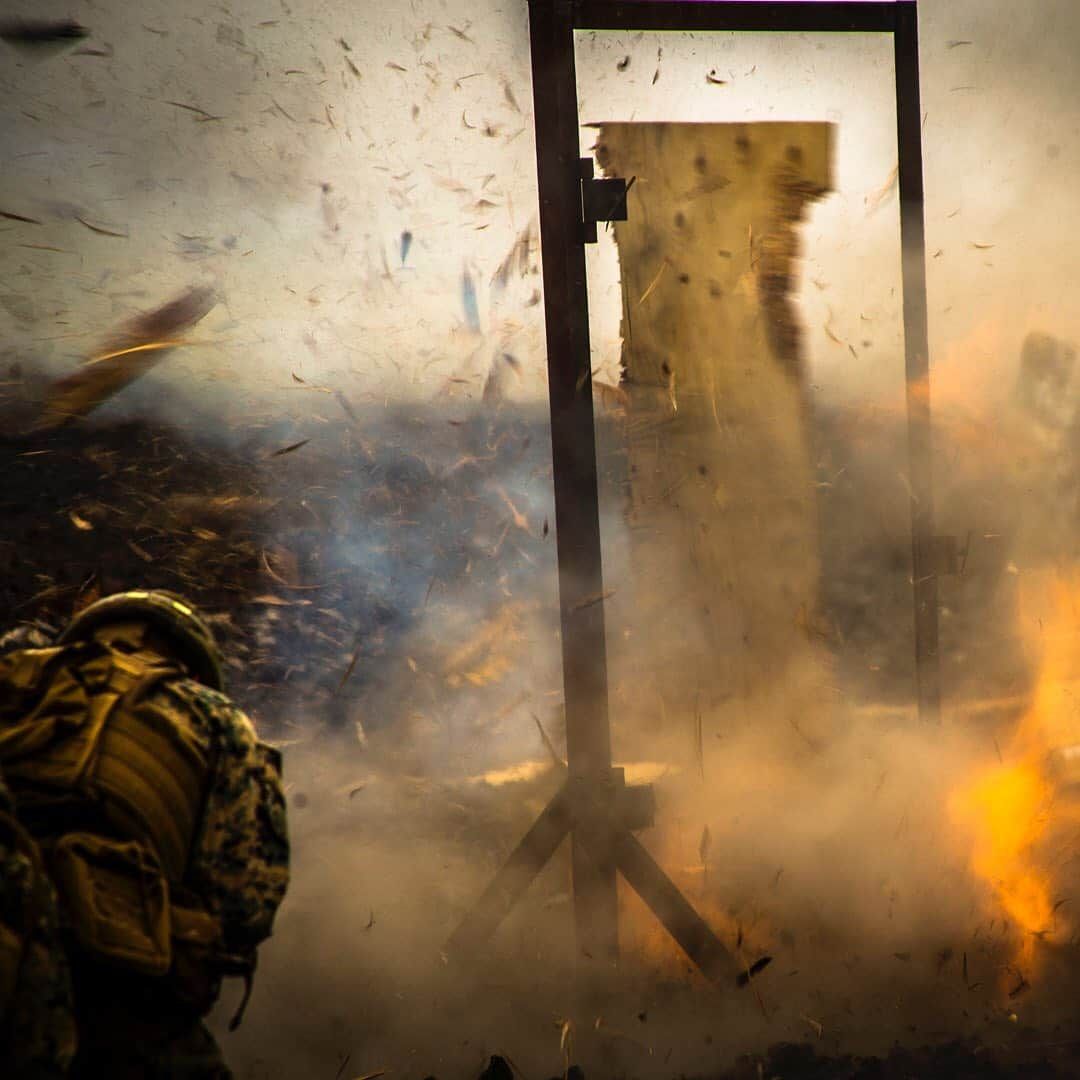 アメリカ海兵隊さんのインスタグラム写真 - (アメリカ海兵隊Instagram)「Mulch Factory  Marines with @3DMarDiv conduct demolition breaching tactics during Exercise Bougainville II on Range 9, Pohakuloa Training Area, Hawaii, May 12, 2019. (@iiimef_marines photo by Lance Cpl. Jacob Wilson)  #Marines #USMC #DevilDog #Hawaii #IIIMEF #PTA #Boom #MarineCorps #Yut #Kill #Oohrah」5月16日 8時37分 - marines