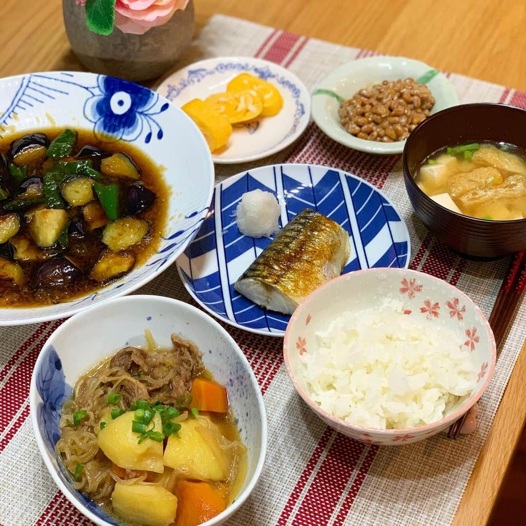 奥山夏織さんのインスタグラム写真 - (奥山夏織Instagram)「先日ありちゃんと話してたら、お家でご飯作ると聞いたので、私も触発されて久しぶりにしっかり作りました✨ ・ 🍴#肉じゃが (ありちゃんリクエスト) 🍴#鯖の塩焼き 🍴#なすとピーマンのみぞれ揚げ 🍴#卵焼き 🍴#お味噌汁 #納豆 この間お皿コーナー見てて、やっぱり可愛いお皿が好き☺️また料理熱を沸かせようかなぁ💓笑 ・ とりあえずコストコ行ってまたもち麦を買いたいです笑 ・・・ #かおりずキッチン #cooking #料理 #主婦料理 #OL料理 #クッキング #ご飯  #foodinsta #food #foodstagram #おうちご飯 #お家ごはん #晩御飯 #晩ご飯」5月16日 8時56分 - okuyama_kaori