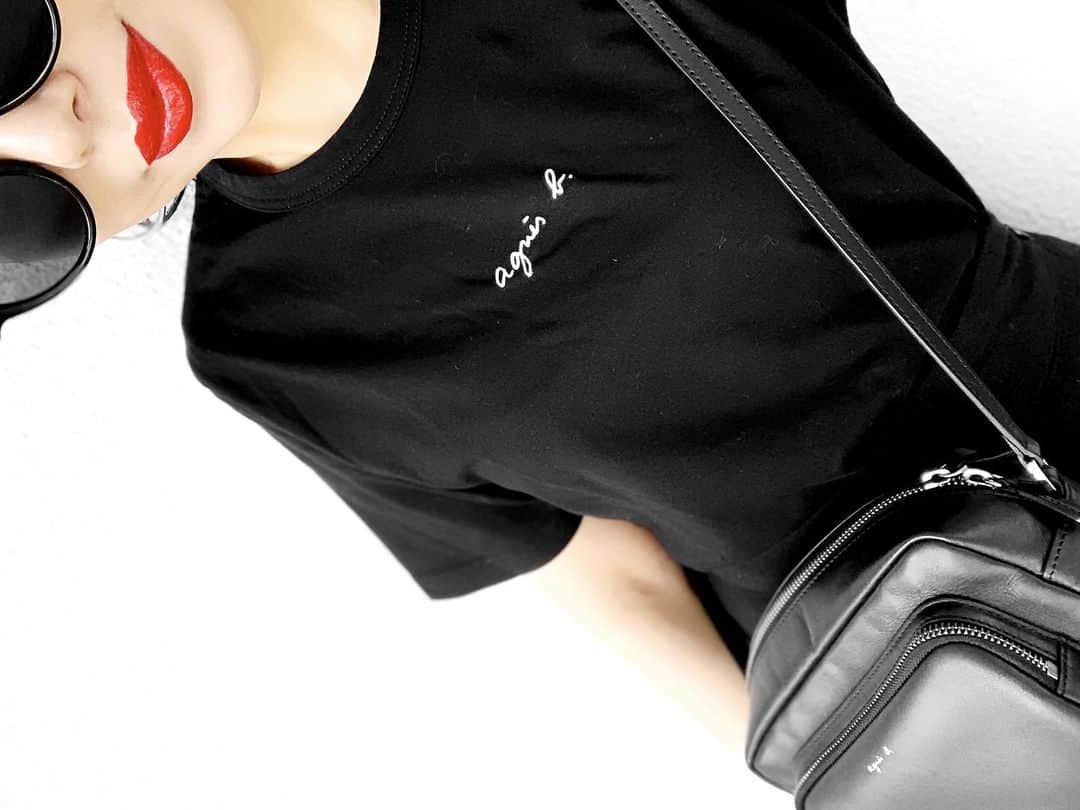 lve_xxxxのインスタグラム：「.﻿ .﻿ @agnesb_officiel ﻿ ﻿ チビロゴTee ﻿ Whiteを捕獲出来ずに﻿ 再入荷📨来る度に凹んでる😭﻿ ﻿ web限定なんよね？﻿ だれか、White買って？←﻿ ﻿ #agnesb #logoT #tee﻿ #black #🦎 爬虫類両生類苦手系﻿ この絵文字でも限界😱爆﻿ ﻿」