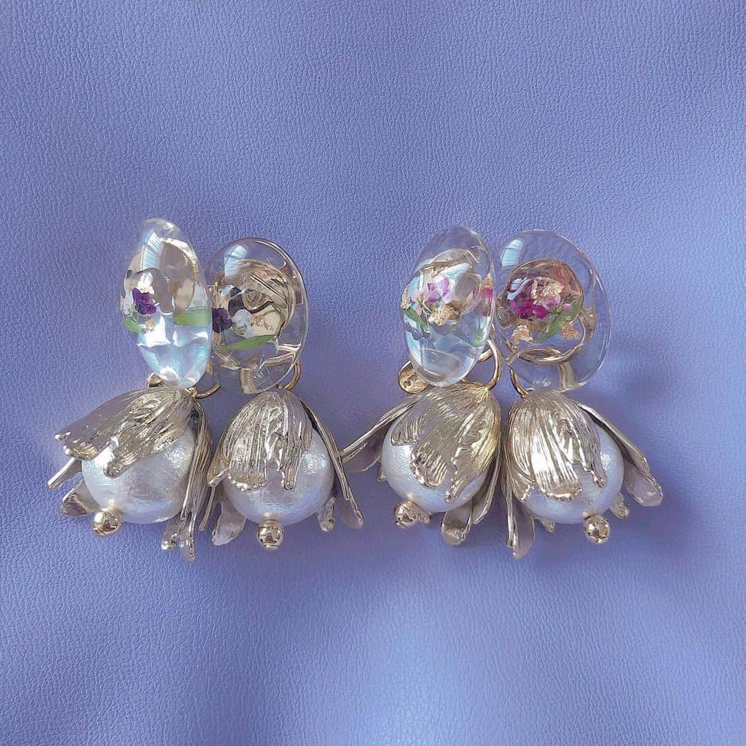 erinaさんのインスタグラム写真 - (erinaInstagram)「\ またまた新作 /  やっぱりクリアーパーツがイチオシ！ コットンパールとの組み合わせも可愛い🥺❤︎ このボリューム感も好き！ 以前 紹介したリングと一緒につけても◎ というか、セット使いが絶対可愛いはず🐶❤︎ ・ ・ ・ #ハンドメイドアクセサリー#ハンドメイドピアス#花#押し花#レジン#パール#レジンアクセサリー#ドライフラワー#リミュエ#新作#お洒落さんと繋がりたい#大人可愛い#置き画くら部#ボタニカル」5月16日 9時00分 - enappi_148