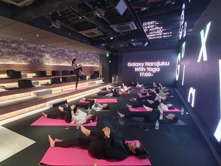 坪井保菜美さんのインスタグラム写真 - (坪井保菜美Instagram)「▪︎galaxy yoga 昨日のレッスンは可愛いレディ達ばかりで私もデレデレ❤︎ ヨガが初めての方も多かったけど、 なかなかアクティブに動きました。 楽しんでもらえたら嬉しいなぁ♩ ・ 40分のヨガで、約100kcal前後消費するよ。 食べ物でいうと、 ・ご飯🍚1/2杯・・え。 ・クロワッサン🥐1/2個・・え。 ・柿ピー1/2袋・・え。 ・ポテチ10枚・・えーー。 *** 柿ピーなんてしょっちゅう食べるのに😱 食べるのは簡単ねー。笑 でも動いたから食べられるしね♩ 18日も1日中galaxyにいるので遊びに来てね。 ・ ◆3レッスン 12:00〜/15:00〜/18:00〜 ・ #galaxyharajuku #galaxy #galaxywatch #watch #kcal #healthy #active #diet #sports #bluetooth #music」5月16日 9時08分 - honamitsuboi