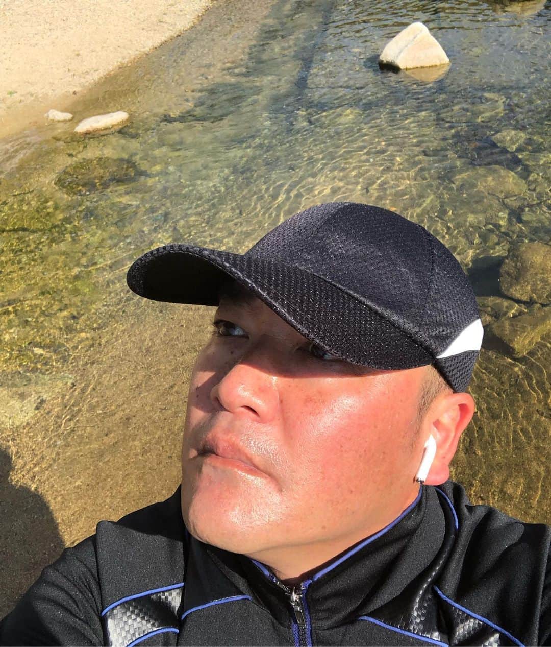 たむらけんじさんのインスタグラム写真 - (たむらけんじInstagram)「今日は気分転換に山やめて川来た。 きれいな川は見てて飽きひんなぁ。 ハンターにも気を使わんでええからたまには川もありやなぁ。  #たむけん #ウォーキング」5月16日 9時10分 - tamuradojou