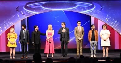 メリッサ・ラウシュのインスタグラム：「💝💖💝💖 #cbsupfront @cbstv @kunalkarmanayyar @therealjimparsons @sanctionedjohnnygalecki @kaleycuoco @missmayim #simonhelberg #chucklorre」