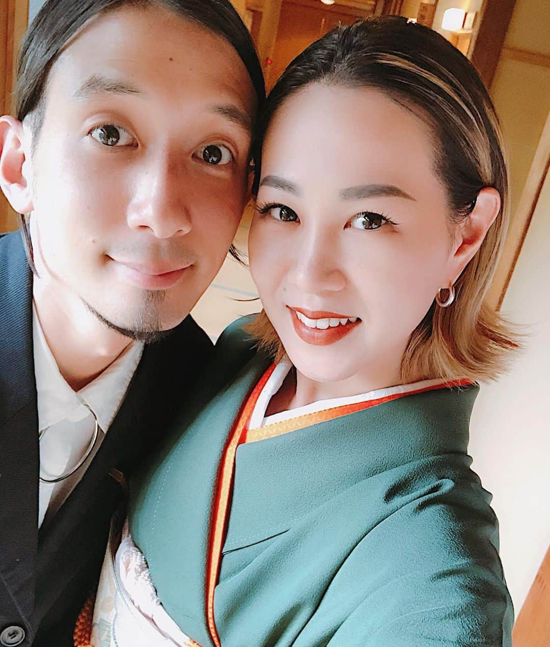 須田朱音さんのインスタグラム写真 - (須田朱音Instagram)「㊗️ . 先日、大切なお友達の結婚式に2人で初めて参列してきました♡ . 気の知れた仲間達と @ymasa_dj と @___reiko____ ちゃんの 人柄が溢れた✨優しくてほっこりする式で、 とってもとっても心が温かくなりました🕊 白無垢姿の玲子ちゃんは透き通った美しさでした✨✨✨ . 大人になってから和装の式に参列するのは 初めてだったので私もお着物で👘 . 着物は春だし淡い色と悩みましたが、 5月にちなんで菖蒲のお花の柄がワンポイントで 前身の裾のみに入ってるシンプルなものにしました🎏 . 着物も帯や小物も全てママのおさがりで、 ママに着付けしてもらいました💁🏻‍♀️ (オレンジの差し色は私の提案🧡) . 1人でお着物着れるようになりたいな♡ . #happywedding #tsukijijisaku #和装 #着物 #訪問着」5月16日 9時11分 - akane_godo