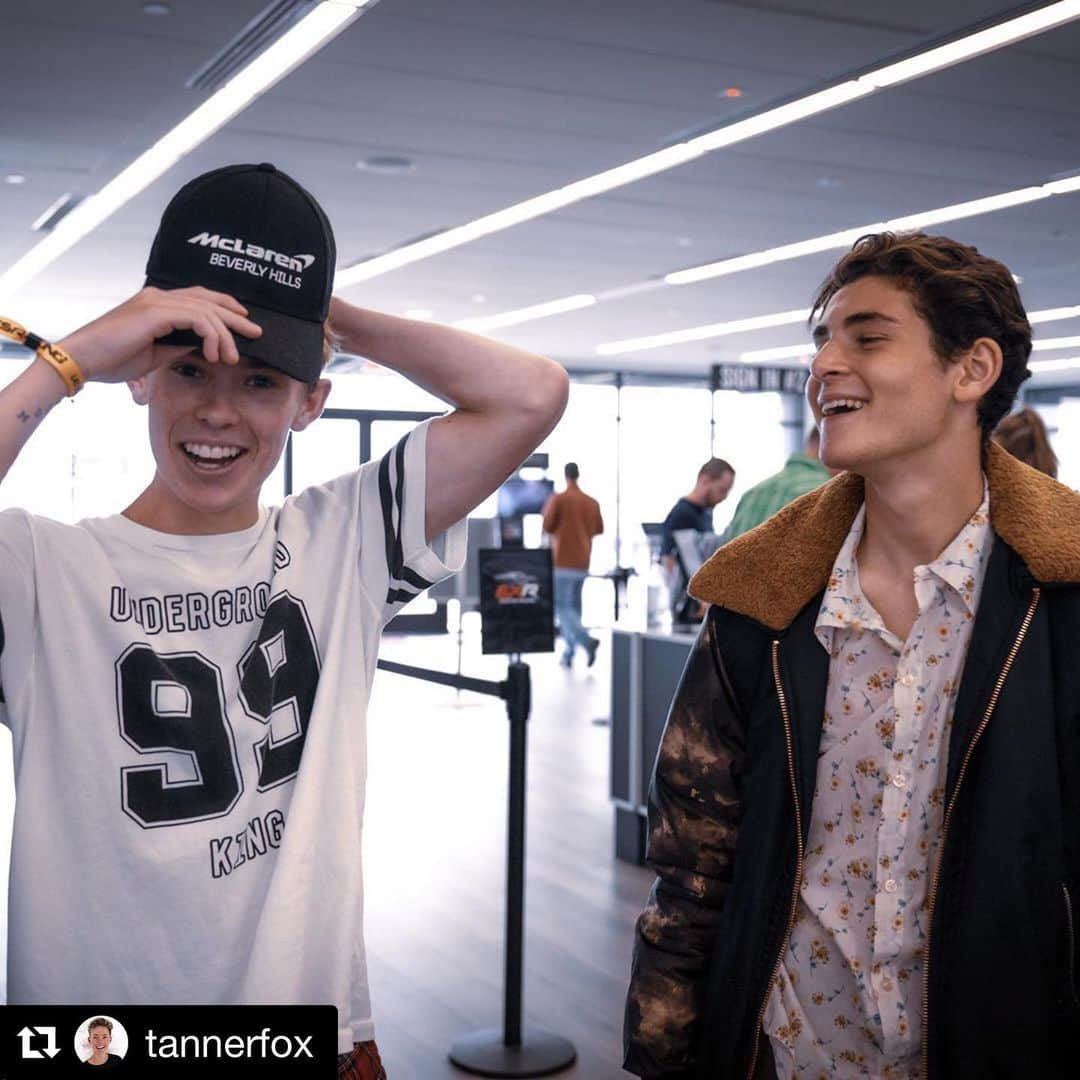 デヴィッド・マズーズのインスタグラム：「“If @davidamazouz is Batman, what super hero would I be 🤔👀 wrong answers only?” @tannerfox I could say you’re a mix of Spider-Man and the flash but tbh you’re your own superhero #tannerman  Thank you @mooch for this pic.」