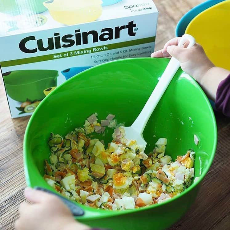 Cuisinart(クイジナート)ジャパン公式アカウントさんのインスタグラム写真 - (Cuisinart(クイジナート)ジャパン公式アカウントInstagram)「子どもは、あるとき突然、 気分がガラッと変わる。 . 昨日まで食い入るように興味津々だった電車や自動車が、急に圏外扱いになったり、 . イヤイヤモードだったパプリカが、 パプリカの歌を聞いた途端、おいしい〜〜♫ となったり😌 . . 子育てをしていると、 そんなことも普通にあったりしますよね😌 . 今日のピックは、 自分で作って「美味しい〜〜〜❣️」となって、 苦手だったはずの #ポテトサラダ も 「おやつに食べる〜〜〜❣️」なレベルに克服されたリトルガールのママ、@army_atm117 さんのピック😉 . . オトナにとって、 予想外の嬉しい展開は、 ある日突然やってくる😉😁 . Enjoy Cuisinart❣️ Have a nice day❣️」5月16日 9時13分 - cuisine_art