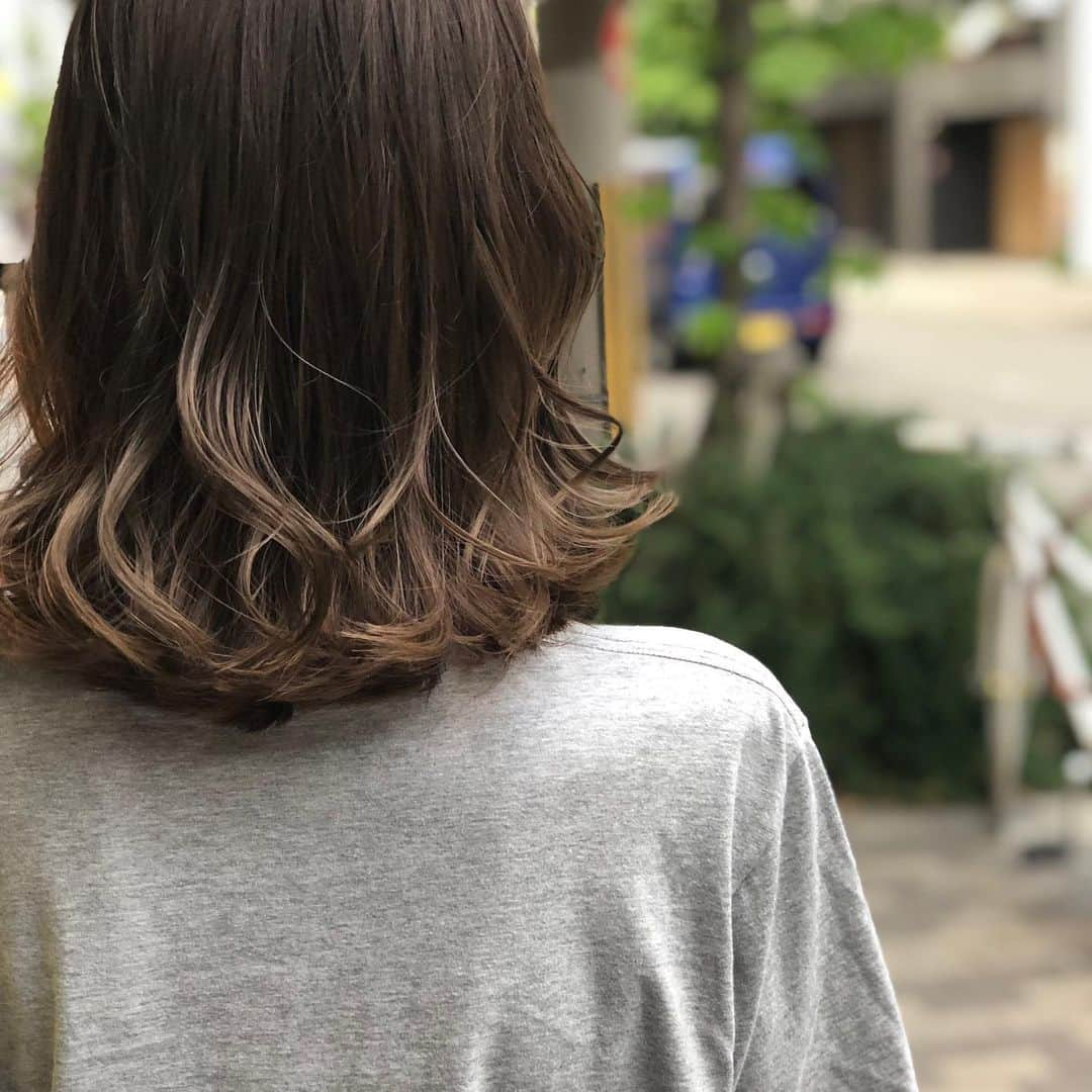 【北堀江・美容室 peaks hair】さんのインスタグラム写真 - (【北堀江・美容室 peaks hair】Instagram)「今月のおすすめカラー❗️ アッシュグレージユ❗️ ハイライトも入ってるので透明感もでてきれいです。  スタイリスト  堀口ㅤㅤㅤㅤㅤㅤㅤㅤㅤㅤㅤㅤ #大阪#堀江#北堀江#美容室 #美白#リップ#ヘアアレンジ #女子#美肌 #ファッション #haircolor #アレンジ#color #ナチュラル #カジュアル #デザイン #グラデーション#スタイリング #ハイトーンカラー＃ピークスヘア#ゼファー#ルノン」5月16日 9時15分 - peakshair