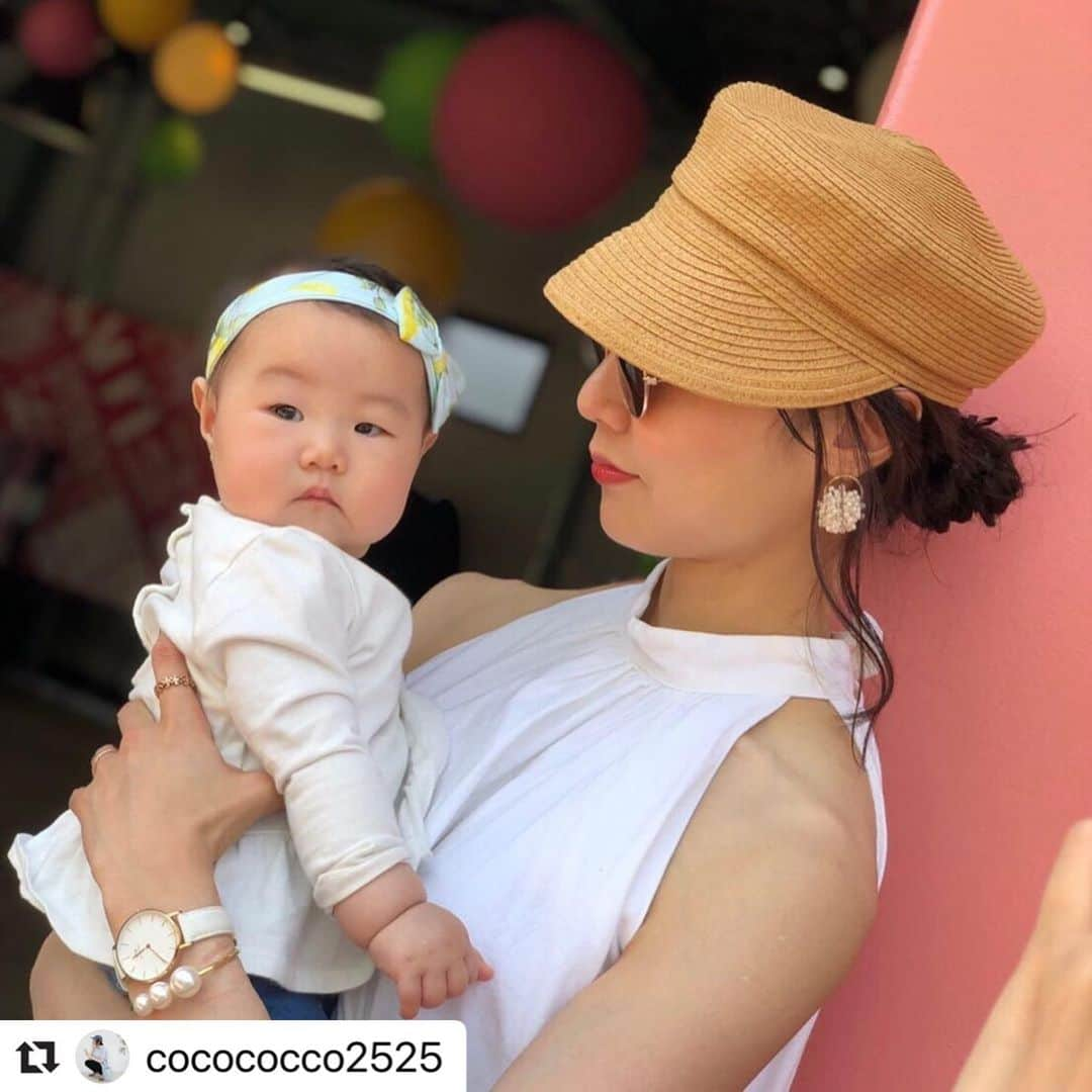 Yukarisuminoさんのインスタグラム写真 - (YukarisuminoInstagram)「#Repost @cocococco2525 さん♡ パールたっぷりのピアスをつけてくださってます♡似合うーっ！！！(//∇//) ・・・ ⋆⸜ Share Green Minami Aoyama ⸝⋆ * 冬に子連れで行って 大正解だった @share_green_minamiaoyama 。 * また @wakekeko @ayumi_1122 @mikyo5319  と行ってきたよ✼ * 春は更に最高だったー˚✧₊⁎ * 映えな写真がたくさん撮れるのはもちろん、 子供たちは芝生を駆け回ったり、 坂を転がったり、 大満喫していました¨̮∗⿻ᐝ （放牧） * ☛6枚目 うちの息子は、 @ayumi_1122 の 息子君の、®️さんと遊ぶのが とっても大好き❀ * ®️さんはイケメンで スタイル抜群でオシャレなだけでなく、 性格が穏やかで優しいの⸝⸝⸝⸝◟̆◞̆♡ * 優しい人が大好きな息子は ®️さんからおもちゃを巻き上げ、 終日我が物のように 振舞っていました(๑¯ㅁ¯๑) * 並ぶとすごい イケメンと塩顔の差🤣 * ☛8枚目 ベビーも芝生で遊べます✰︎ * お座りが上手になったちび姫は 気持ち良さそうでした♩¨̮⑅ * ☛9枚目 この日はヨガのイベントを やっていました。 * 子供たちは外で真似っこ。 * イベントもあれこれ催されているようなので、 そういうのに参加するのも楽しそう♛ * * 何度言っても楽しめる場所✼ #sharegreenminamiaoyama おススメです¨̮∗⿻ᐝ * * #南青山 #子連れランチ #子連れお出かけ #青山 #シェアグリーンミナミアオヤマ #リンクコーデ #親子リンクコーデ #栄作コーデ  #instafashion #instagood #instalike #mamagirl #itmama #ザラ #zaraコーデ #カベジョ #インスタ映え」5月16日 9時19分 - yukarisumino