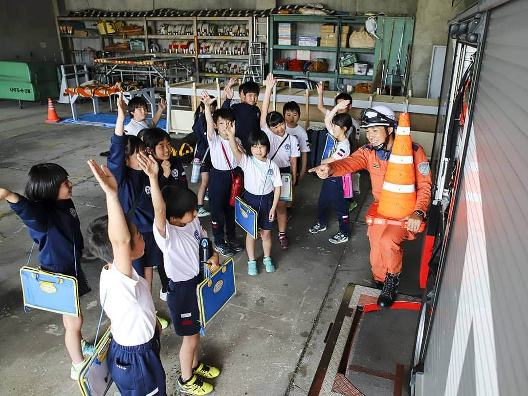 愛知県田原市さんのインスタグラム写真 - (愛知県田原市Instagram)「You are a firefighter! はい、きみ、消防士ね！ *  #なぜだろう #大ギリしたくなる #田原の平和を守る #まちのヒーロー #いつもありがとう #子どもたちも #興味津々 #消防署 #消防士 ** #たはら暮らし * #渥美半島#田原市#田原#伊良湖岬#伊良湖#赤羽根 #tahara#irago#akabane #サーフィン#surfing#田舎暮らし#日々の暮らし#休日の過ごし方#スローライフ#instagramjaran#igersjp」5月16日 9時22分 - tahara_kurashi