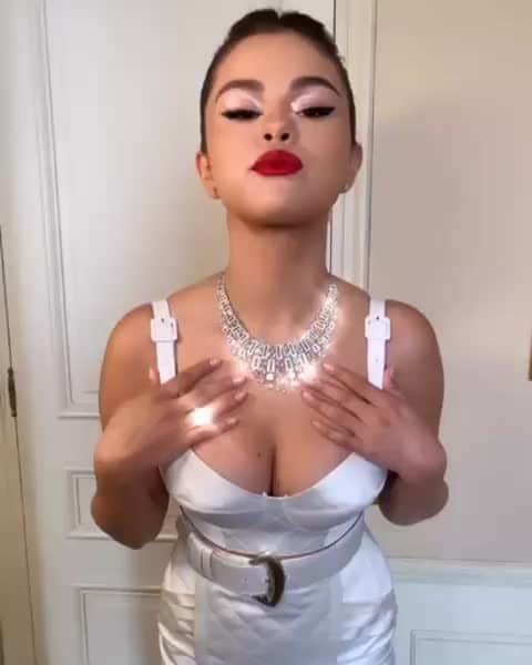 のインスタグラム：「#SelenaGomez is serving a 💎LOOK💎 | 🔁 @kateyoung」