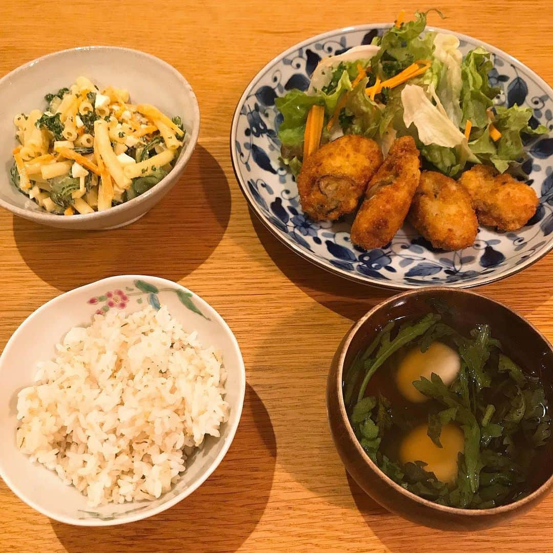 近藤しづかさんのインスタグラム写真 - (近藤しづかInstagram)「「カキフライ定食」 ☆カキフライ ☆マカロニサラダ ☆春菊と白玉のお吸い物 ☆押麦ごはん . あとは 海藻をどこかに、入れれば良かったな💦料理は毎回気づきや学びがあるから面白い!! . カキフライのパン粉は 普段、時間がある時に 全粒粉パンをミキサーにかけて作っておくよ♪ . タンパク質、脂質、炭水化物 ビタミン ミネラル バランスがとれている食ってなんだろう？と、考えたとき 「定食」なんじゃないかな？ と思う今日この頃😊✨ . #しづか御膳 #しづか御膳定食 #夜ごはん #定食 #カキフライ #カキフライ定食 #パン粉 #バランス #バランス食 #料理 #楽しい #cooking #athome #dinner #japanesefood #balanced #diet #cucina #giapponese」5月16日 9時44分 - shizuka_kondo