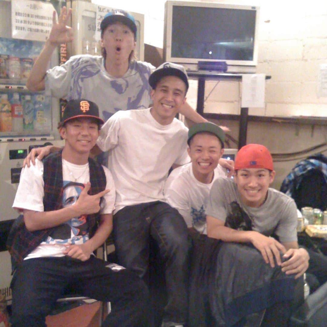 ショーン・エバリストのインスタグラム：「10 years of friendship  S**tKingz + Shaun Kun 2009 - 2019 . . Fun facts: - My WIFE is in the third photo 😱(She still makes the best curry for me till now 😍🤤 - I met them before in LA but 2009 is the year we became good friends - 2009 they helped me out with a music video for Big Bang」