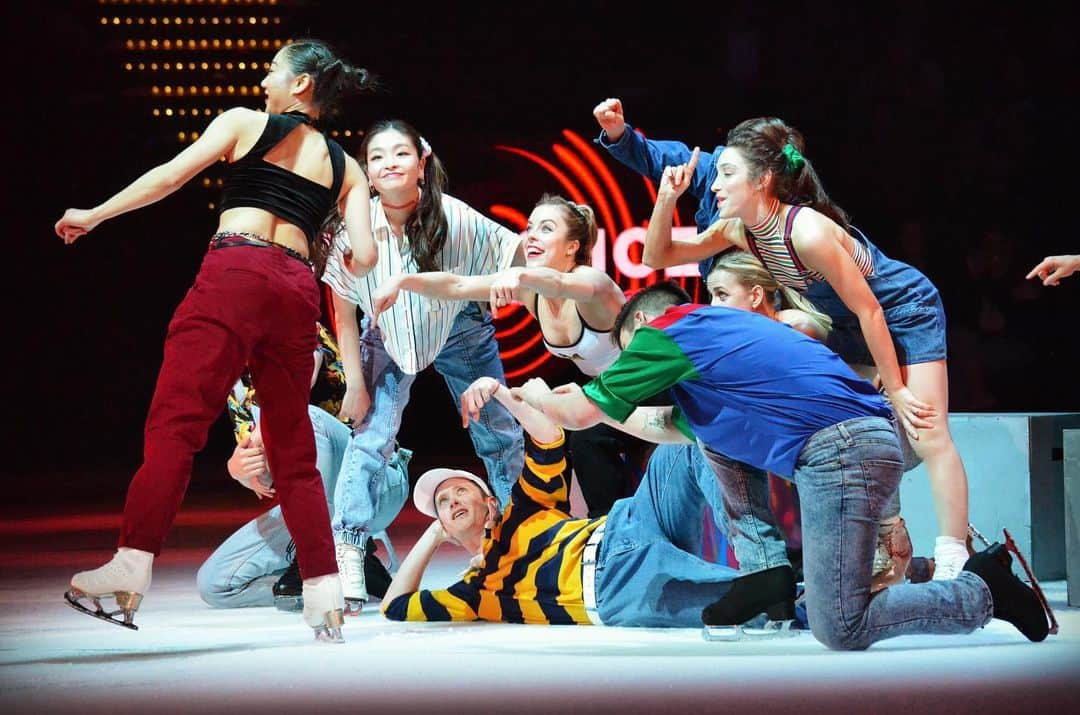 ジェレミー・アボットのインスタグラム：「What, this?! It’s just us waiting to see you right here for our last weekend of @starsonice US shows for the year.  Can’t wait to see your rad faces in Everett, Wa. and Portland, Or. Photo: @jeremyabbott_fc」