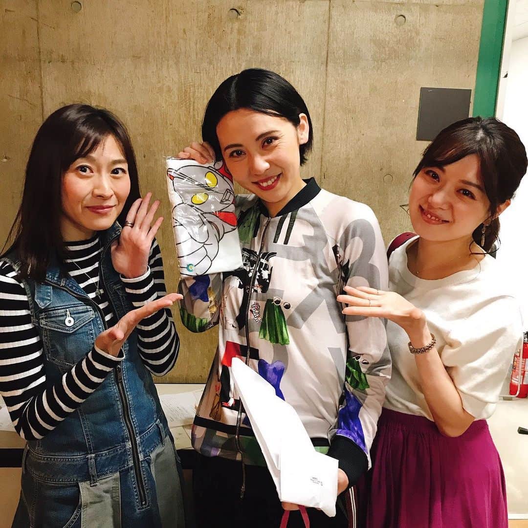 愛純もえりのインスタグラム：「最近見たやつシリーズ。 緒月遠麻さん主演、 「天狗ON THE RADIO」✨ 緒月遠麻さんのラジオ番組があったら絶対聞くなぁと、確信した日。 そんでほんで、いつも泣かされる、 ものづくり計画様😭 . 出演者皆様が口を揃えておっしゃる、お稽古場の熱意にあふれた空気。 だってお芝居が完成されてるもんなぁー。。。 本当にお芝居って、気持ちだけじゃダメなんだよなぁ、、、バランスなのかなぁ、、、 . この日はきよこお姉様と一緒に観劇💓 きよこお姉さんとはお久しぶりで嬉しかった❗️ . . . . 「浮遊するfitしない者達」こちらは 宝塚のショーの振付で引っ張りだこなD☆D中塚皓平氏がご出演✨ 皓平氏、お得意のダンスではなく、お芝居一本で勝負されておりました。 ご本人曰くお芝居大好きだそうです。 流石ですよ。 ダンスも歌もやはり通ずるものは、 芝居心だなって思います。。。 はい、この時点でモロ師岡さん出演の舞台2本続けて観てますね笑 . . . . そして昨日の、 「夢現無双」「クルンテープ」🌙 まず、すいません同期なので、 光月るうちゃん、夏月都ちゃんが、 組長、副組長に就任してから初めての大劇場作品。なので、 そっか、こーゆう事なんだ❗️❗️ってなりました笑笑 楽屋挨拶に行く時から、まず自分より上級生がいないっ❗️❗️笑笑 斬新な世界❗️❗️ お芝居も組長、副組長それぞれキチンと存在感があって、ショーではなんと2人でエトワール💓💓💓💓💓 2人とも楽屋ではそんな事一言も言わなかったくせに〜笑笑 まーくん、さゆみちゃんのトップお披露目公演とはまた違う感動と喜びを貰いました❤️同期ってすごいっ✨😉 . みやちゃんの美しさが凄かった❗️❗️ この日は89期生が何人も見に来ていて 同期からも愛されるお人柄が舞台にも滲み出てました🌹 最後のその日まで、タカラジェンヌとして楽しんで舞台に立って欲しいです✨ . . いやぁ、観劇って楽しいね💓」