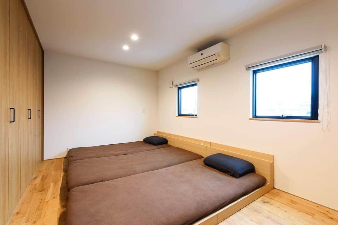 ナガタ建設さんのインスタグラム写真 - (ナガタ建設Instagram)「太宰府市都府楼の庭の 『idokoro house』  お子さんが小さい間は、家族みんなで一緒に寝ます😊 このベッドは、低くてとっても使いやすそうです！  #寝室 #ベッド #家族  ｰｰｰｰｰｰｰｰｰｰｰｰｰｰｰｰｰｰｰｰｰｰｰｰｰｰｰｰｰｰ #外観  #リビング  #キッチン  #施工事例  他の写真はこちら...☞@nagatanoie ｰｰｰｰｰｰｰｰｰｰｰｰｰｰｰｰｰｰｰｰｰｰｰｰｰｰｰｰｰｰ ・ #ナガタ建設 は#福岡 県#太宰府 市にて70年前に製材所から始めた#工務店 です🏠 ・ 『 #ながたのいえ 』 ・ #暮らし から#デザイン する#家づくり を提案する私たちの家は ・ 『太宰府でアナタらしさをきづく家』 をテーマに#新築 #注文住宅 #マイホーム をお客様と一緒に作ります😆 ・ #無垢 材や#自然素材 をふんだんに使用した香り豊かな#木の家 や ・ #カフェ風 の#インテリア や #ナチュラルインテリア に囲まれた #かっこいい家 #おしゃれな家 で #暮らしを楽しむ こと、自分たちだけの#シンプルライフ を過ごしたいとお考えの方は、是非ともご相談ください😊一緒に理想の休日を実現させましょう！！ ・ ※ナガタ建設では、メンテナンスのことも考慮し、施工エリアを太宰府市の本社から車で30分圏内と限定させて頂いておりますm(__)m 施工エリア外のお客様については、個別対応となりますので、ご相談下さい。 ・ #福岡注文住宅 #丁寧な暮らし」5月16日 9時50分 - nagatanoie