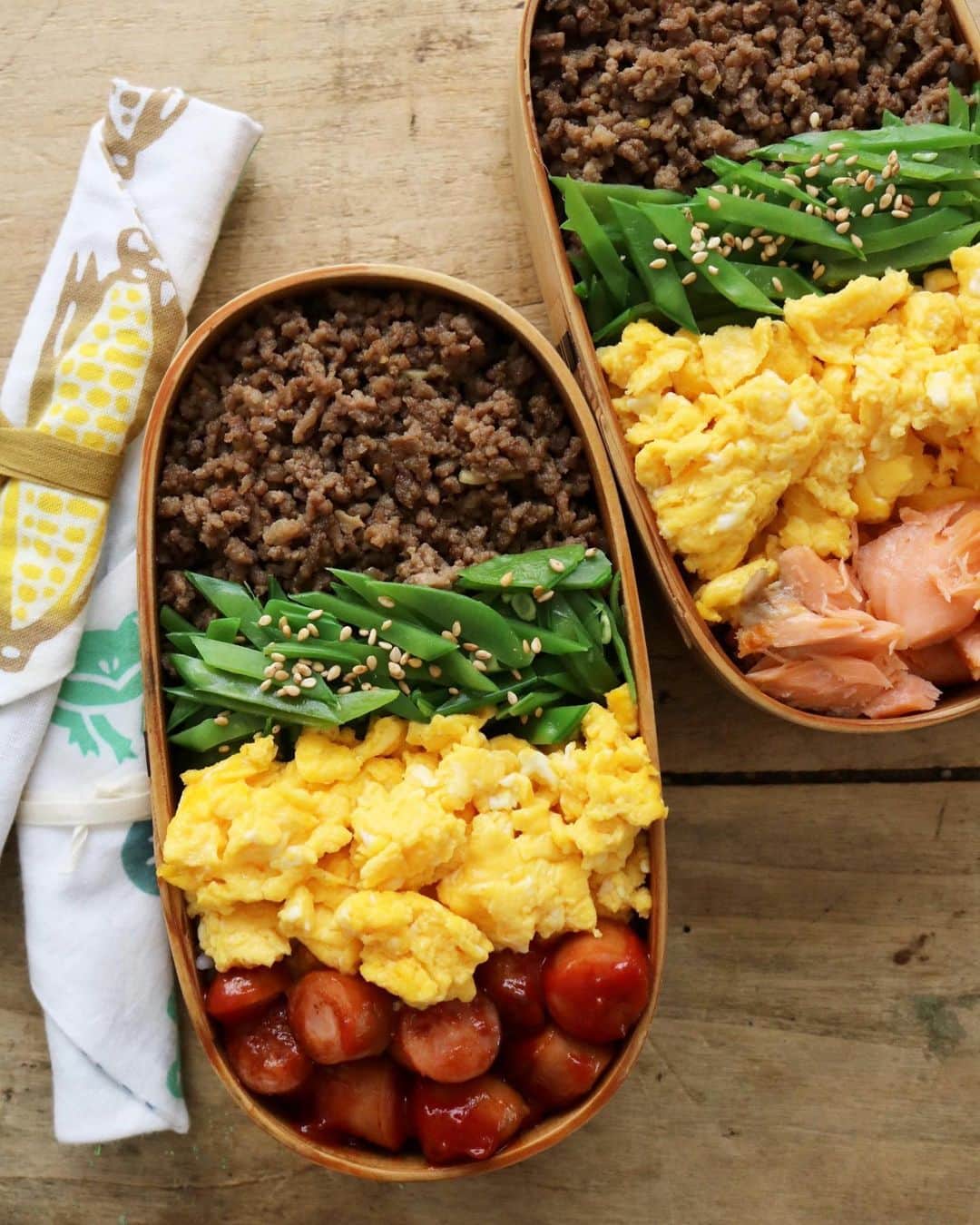 のインスタグラム：「Thu.16 May.2019 はれ 今日は四色丼。 原始人なのに魚はあかんってどんだけ。  #雅姫弁#食いしん坊のお弁当ダイアリー」