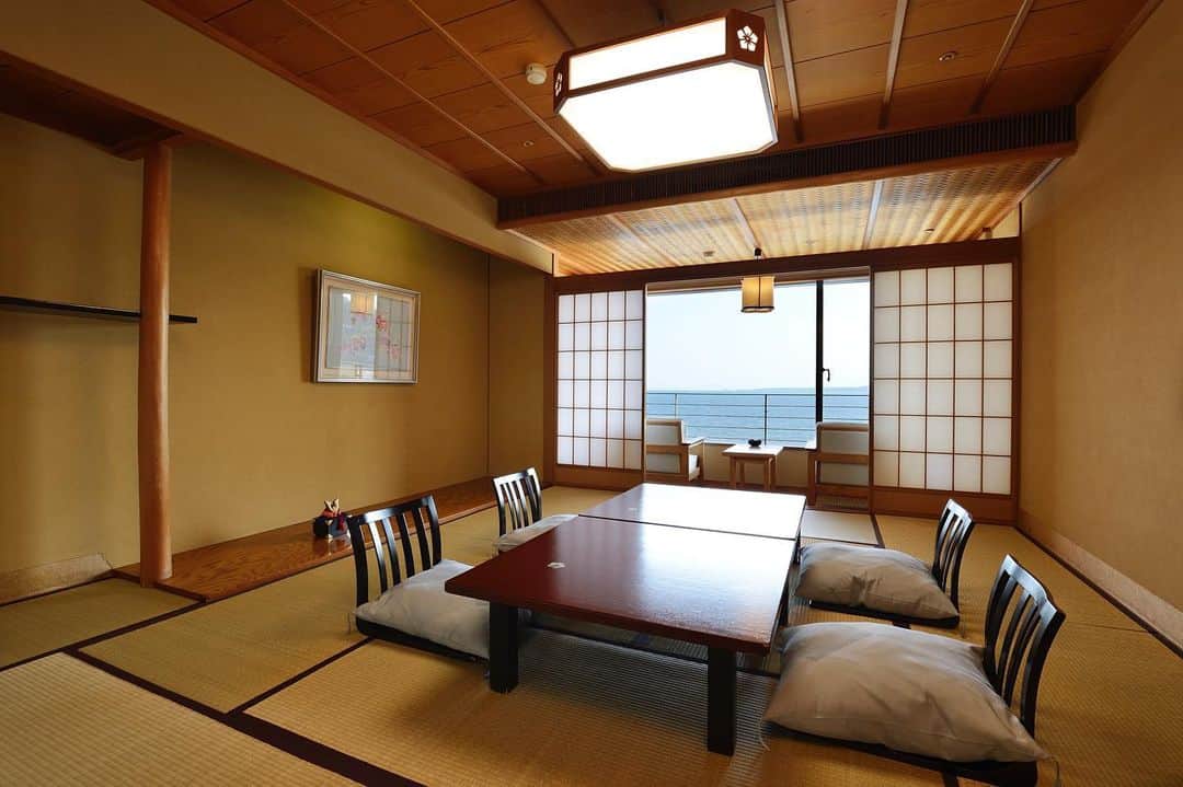 のインスタグラム：「. 東伊豆 稲取温泉の旅館『稲取銀水荘』です。 詳しくはプロフィールURLをご覧ください。 ご家族で、カップルで、親しい仲間と、、、 ひとり一人の旅に寄り添う7つのお寛ぎスイートから深まるおもてなしをお届けします。  稲取銀水荘 〒413-0411 静岡県賀茂郡東伊豆町 稲取1624-1 TEL:0557-95-2211（代表） . . #稲取銀水荘#銀水#銀水荘#静岡#静岡県#伊豆#伊豆旅行#伊豆観光#旅行#旅#旅女#旅スタグラム#温泉#温泉旅行#温泉好き#温泉同好会#温泉女子#伊豆元気旅#いいね伊豆#旅のしおり#癒しの空間#癒しの時間#休日#デート#休日デート#旅館#ホテル#ホテルライク#週末#プチ旅行」