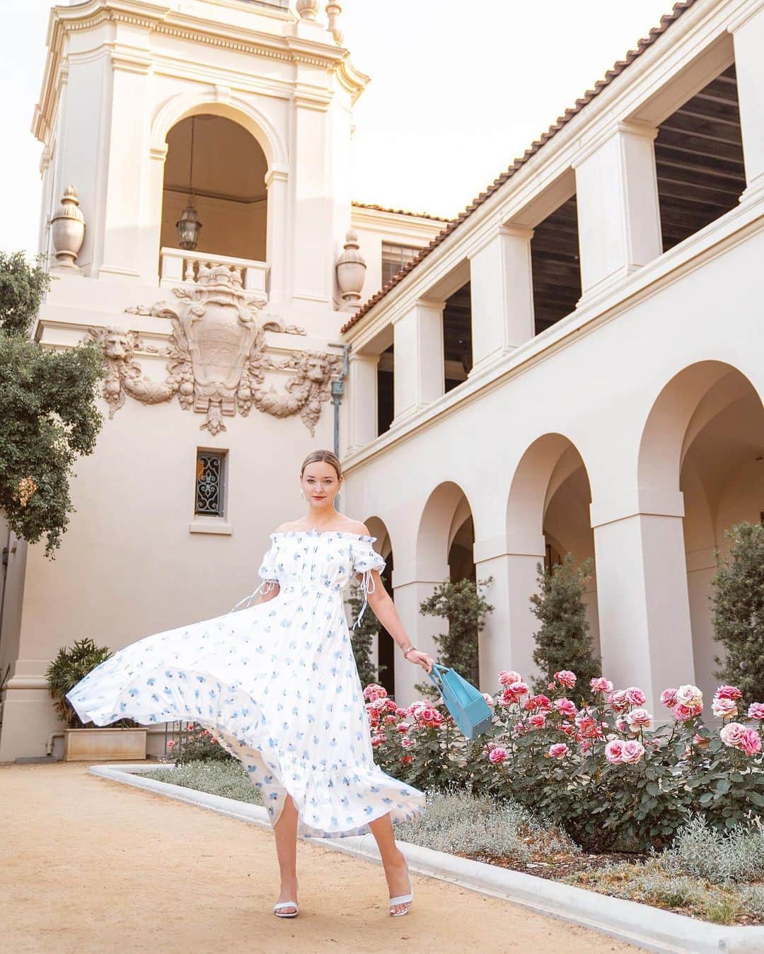 リズ・チェルカソワのインスタグラム：「If I could choose one kingdom to rule over in Game of Thrones it would be Dorne. Beautiful gardens, warm weather, great wine, gorgeous people, and  the prettiest dresses 👑」