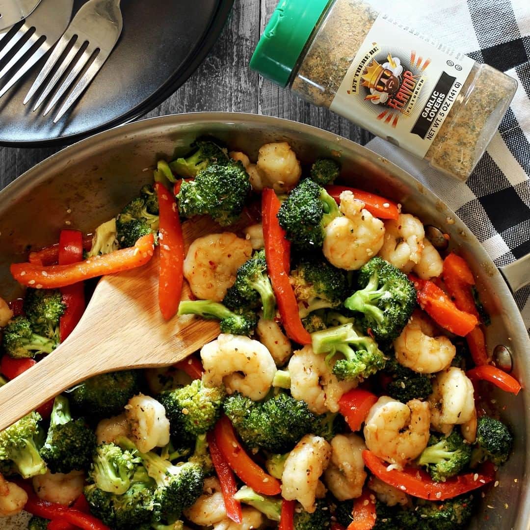 Flavorgod Seasoningsさんのインスタグラム写真 - (Flavorgod SeasoningsInstagram)「SHRIMP & BROCCOLI STIR FRY⠀ ⠀ A quick soy-free stir fry that will go perfectly with your favorite rice. Features FLAVOR GOD GARLIC LOVERS Seasoning.⠀ ⠀ *From @paleo_newbie_recipes:⠀ ⠀ INGREDIENTS⠀ ⠀ 1 Tbsp olive oil⠀ 1 lb shrimp, clean and pat dry⠀ 3 cups broccoli florets⠀ 1 bell pepper, seed and chop⠀ Sesame seeds⠀ FLAVOR GOD GARLIC LOVERS Seasoning⠀ Optional: your favorite pre-made rice⠀ ⠀ STIR FRY SAUCE⠀ ⠀ 3 Tbsp coconut aminos⠀ 2 Tbsp raw honey⠀ 1 Tbsp rice wine vinegar⠀ 2 tsp sesame oil⠀ 2 cloves garlic, minced⠀ 1 inch fresh grated ginger⠀ 1 tsp tapioca flour⠀ Pinch of red pepper flakes⠀ ⠀ 1. First whisk together all the " STIR FRY SAUCE" ingredients (see above) and set aside.⠀ --⠀ 2. Next heat the tablespoon of olive oil in a large skillet over medium high heat. Season shrimp generously with FLAVOR GOD GARLIC LOVERS Seasoning.⠀ --⠀ 3. Place shrimp in the hot oil and cook about 2 minutes per side. Next add the broccoli, chopped bell pepper, and the sauce you made to the skillet. Cook everything 3-4 minutes until veggies are tender-crisp.⠀ --⠀ 4. Remove skillet from heat and garnish with more red pepper flakes if desired and sprinkle with sesame seeds. Serve over your favorite pre-made rice.⠀」5月16日 10時00分 - flavorgod