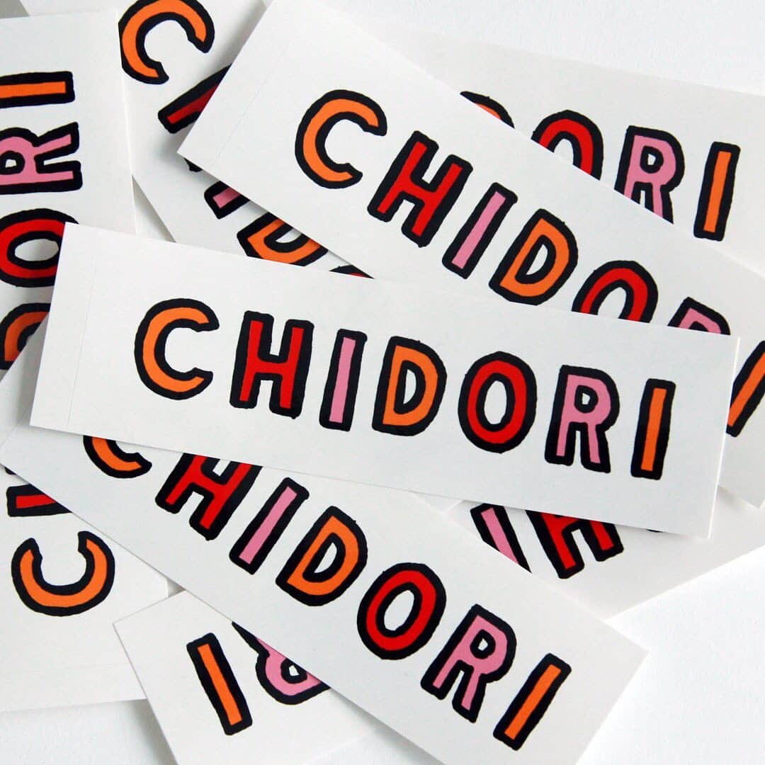 のインスタグラム：「﻿ CHIDORI × NAIJEL GRAPH﻿  コラボアイテム本日発売！﻿ ﻿ 本日より、吉本クリエイティブエージェンシー所属に所属する芸人’’千鳥’’とのコラボレーションアイテムをJOURNAL STANDARD relume下記店舗にて発売開始いたします！﻿ ﻿ 店頭にて商品をご購入頂いたお客様にオリジナルステッカーをプレゼント！﻿ ﻿ ステッカーは在庫が無くなり次第配布終了とさせて頂きますので予めご了承ください。﻿ ﻿ 完売必至の人気商品ですのでぜひ、お早めにご覧くださいませ!!﻿ ﻿ ﻿ 【入荷店】﻿ JOURNAL STANDARD relume ルミネ新宿店、表参道店、ルクアイーレ店、西宮ガーデンズ店、EXPOCITY店、天王寺店、くずはモール店、公式通販ベイクルーズストア﻿ ﻿ ﻿ ﻿ #千鳥﻿﻿ #よしもと﻿﻿ #クセがすごい﻿﻿ #NAIJELGRAPH ﻿ #19ss﻿﻿ #journalstandardrelume﻿﻿﻿﻿﻿ #relume﻿﻿﻿﻿﻿ #baycrews﻿﻿﻿﻿﻿ #ジャーナルスタンダードレリューム﻿﻿﻿﻿﻿ #ベイクルーズ﻿﻿﻿﻿﻿ ﻿﻿﻿」