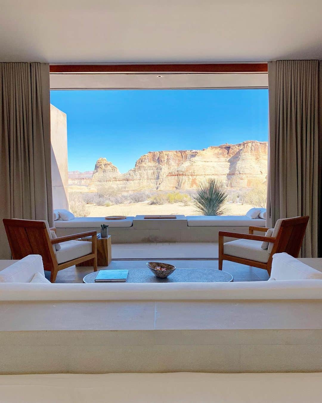 Gaby Dalkinさんのインスタグラム写真 - (Gaby DalkinInstagram)「Talk about a room with a view!! Everything you want to know about @amangiri and our adventures out that way are up on the blog!!」5月16日 10時07分 - whatsgabycookin