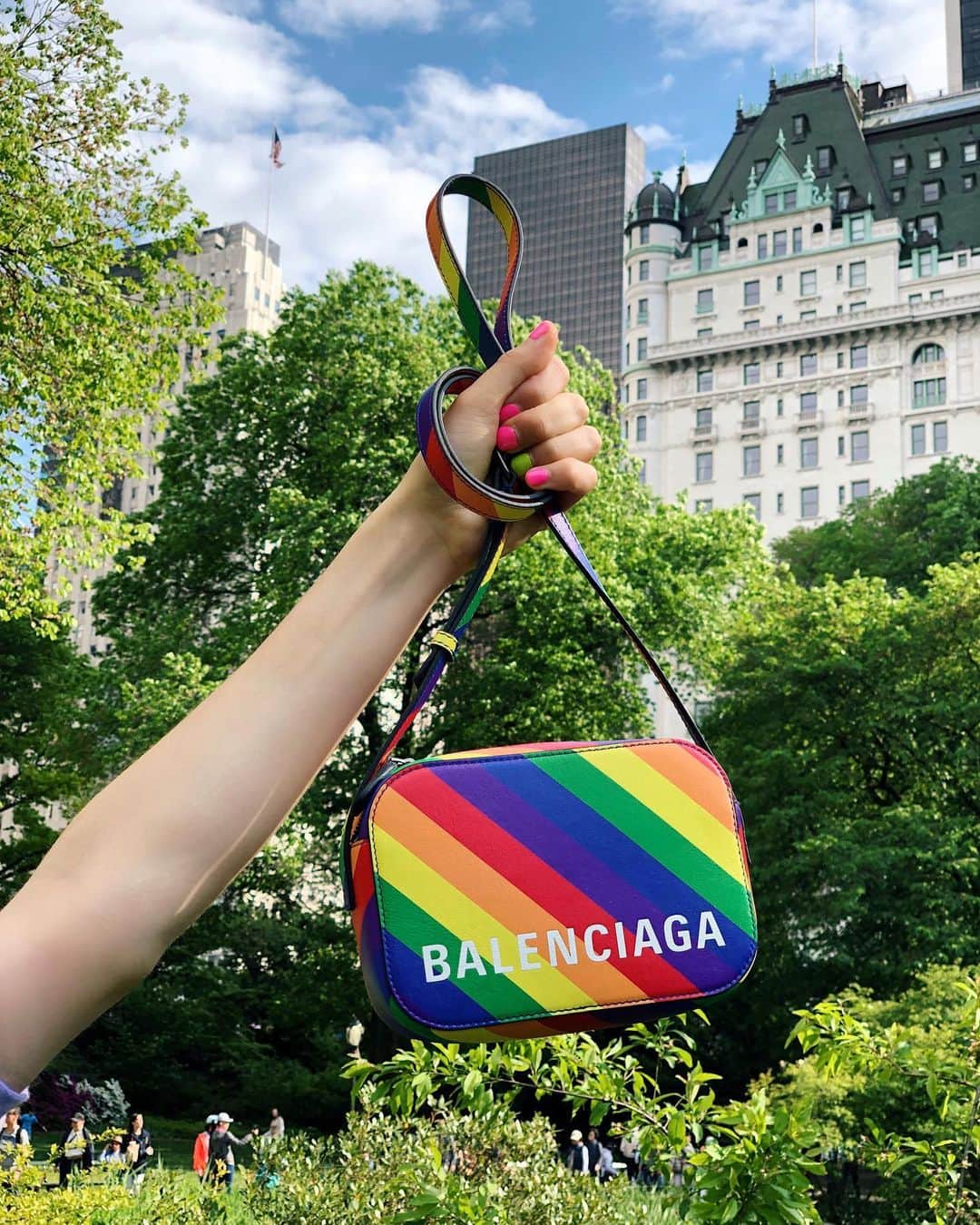 Bergdorf Goodmanさんのインスタグラム写真 - (Bergdorf GoodmanInstagram)「SKY IS THE LIMIT 🌈 When it comes to colorful accessories for spring, @balenciaga’s rainbow crossbody bag hits the full spectrum. Available now in store on the Main Floor. #BGInTheBag」5月16日 10時02分 - bergdorfs
