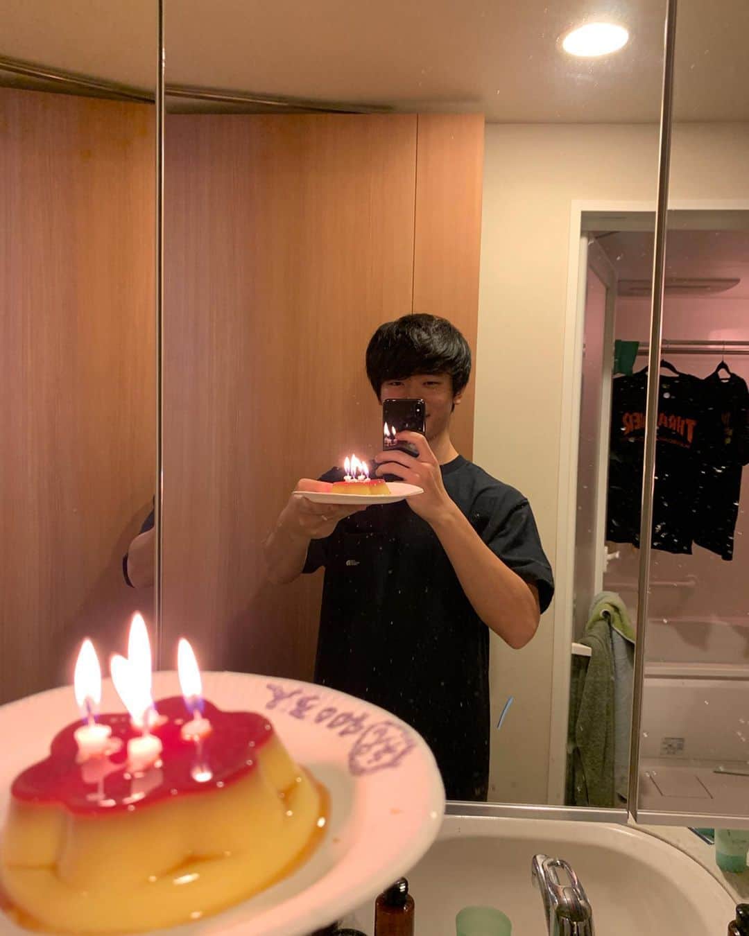 すしらーめん《りく》のインスタグラム：「こっちに上げるの遅くなってしまった…！ありがとうございます！！！！ ［Level400］  #youtuber #祝 #purine ———————————————————————————— すしらーめんのチャンネル登録者数が4,000,000人を突破しました！  改めて「動画作り」がこんなにも大好きなんだと知り。そしてそこに『面白かった』と笑ってくれる人が側に居てくれる事がこんなにも幸せなのかと知り。 結果にとらわれず過程を大切にするようになりました。ありがとうございます。 （「無限の体力で編集できるように」と筋トレを始め、毎日筋肉痛で夜編集が体力的に難しくなり、早寝するようにもなりました。） 心の底からこの活動を愛し、楽しむ覚悟をした【戦闘力300万→400万】です。 これからも皆様の「楽しい」のお役に立てたら嬉しいなと思います。頑張るぞ！！ Ps.お祝いはプッチンプリンでした ありがとう！」